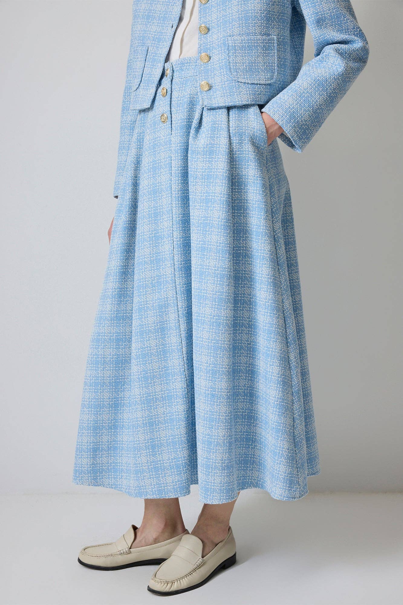 Completo in tweed di cotone con giacca corta e gonna midi