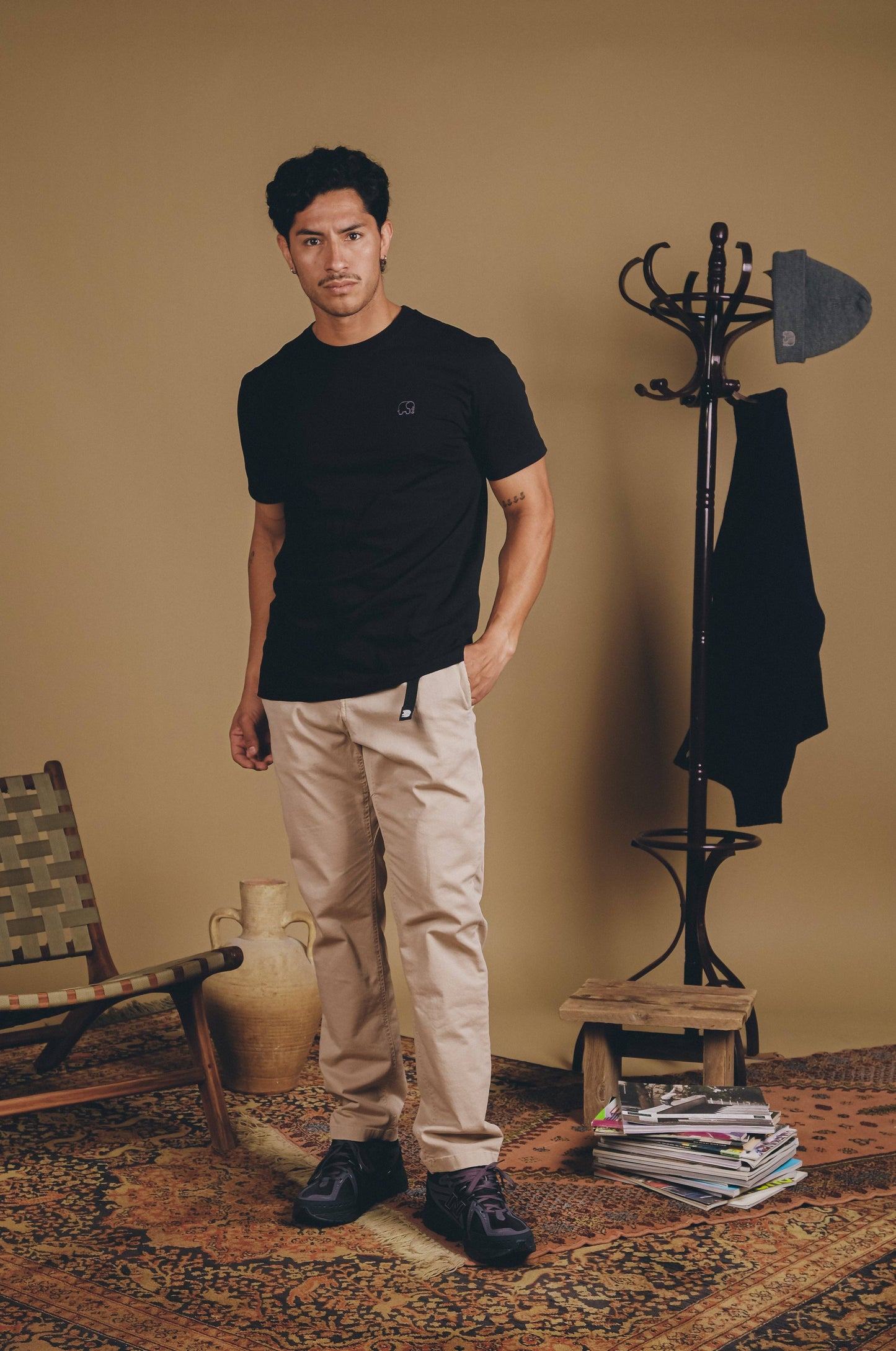 T-shirt Essenziale Nera in Cotone Biologico