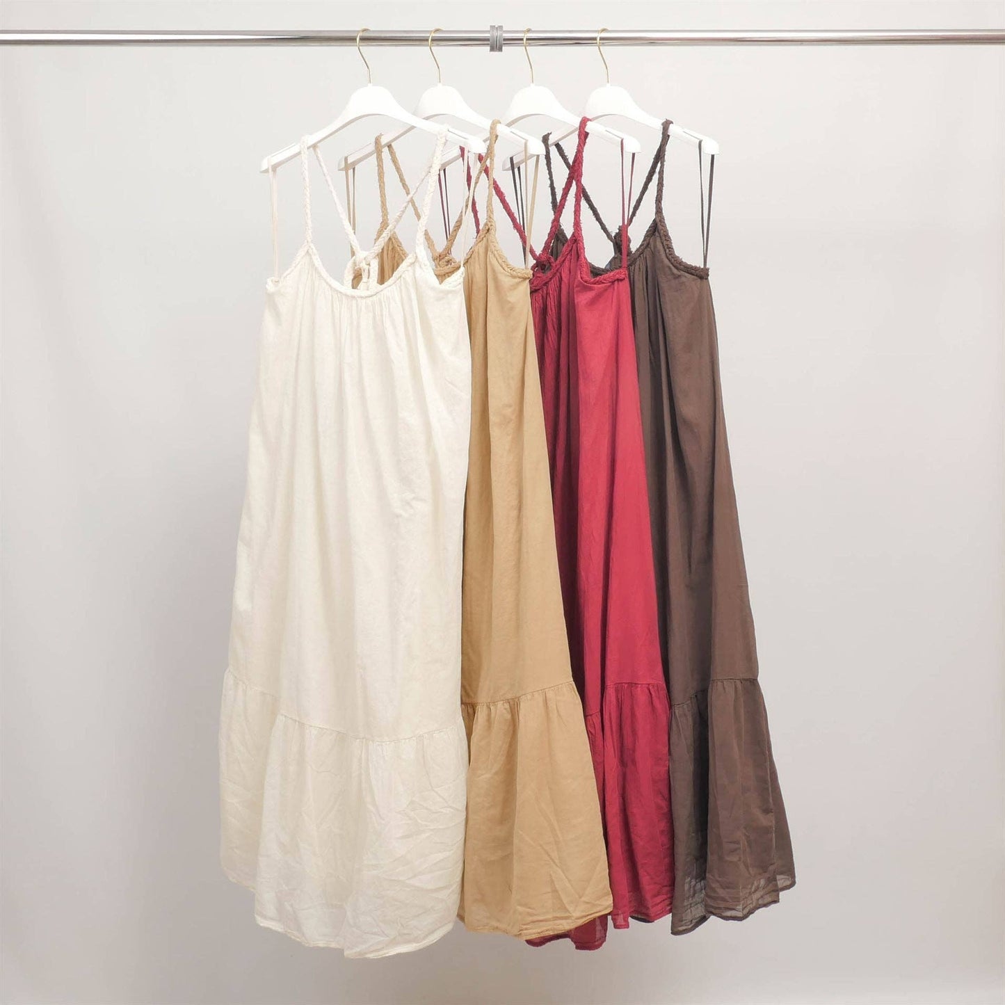 Abito lungo bohemien con spalline intrecciate e balza