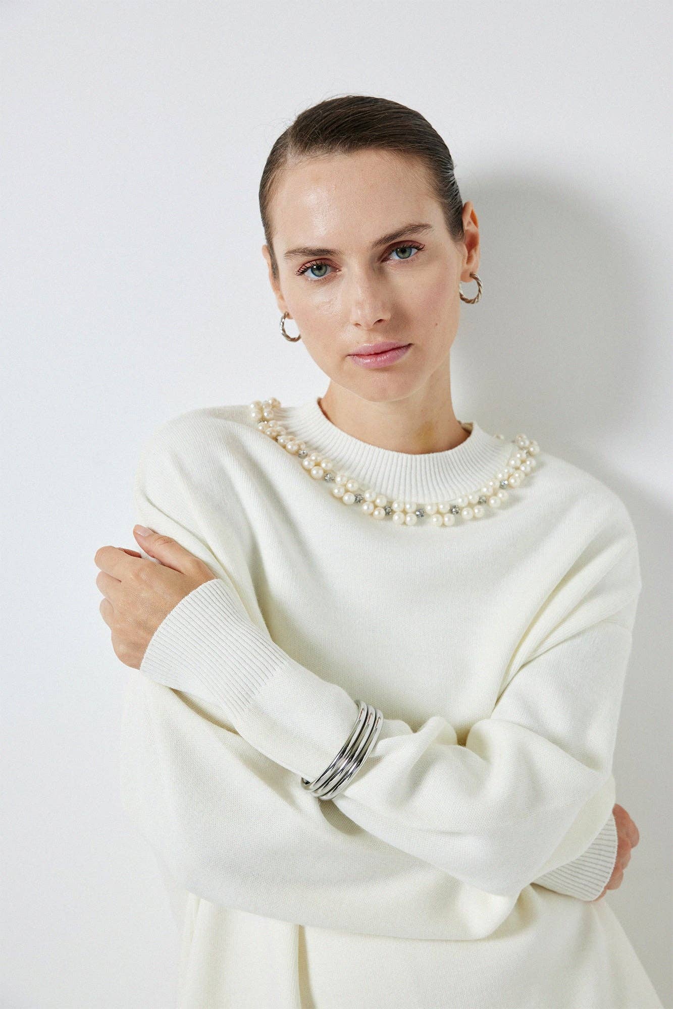 Maglione oversize con collo decorato di perle
