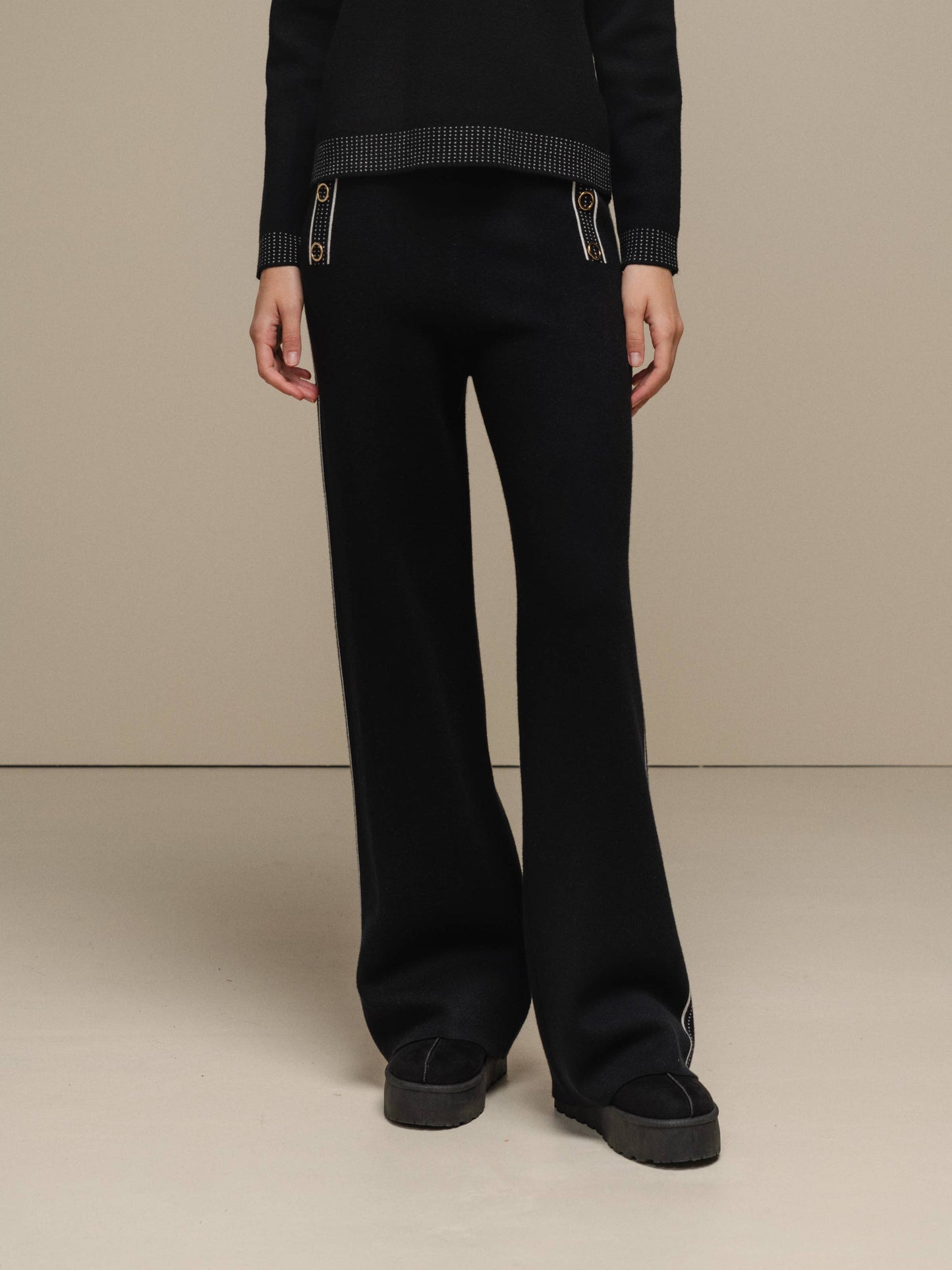Pantaloni in maglia a gamba ampia con profili a contrasto