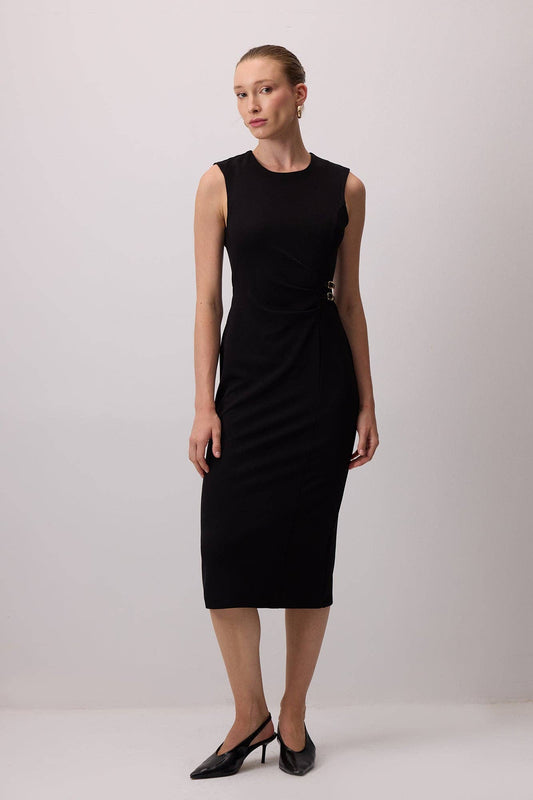Abito dritto midi nero con accessori in pelle
