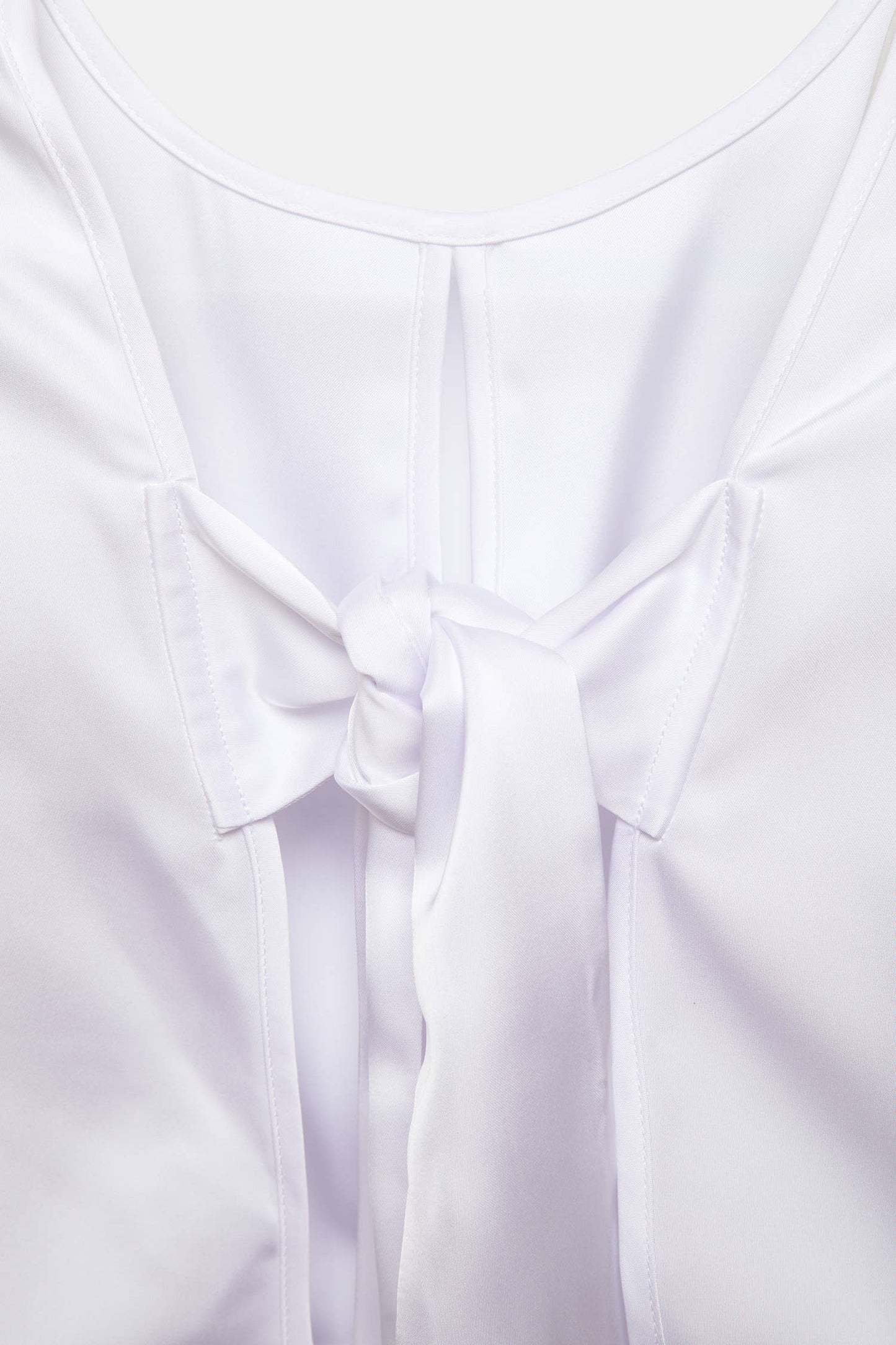 Top crop bianco con maniche a palloncino e cut-out