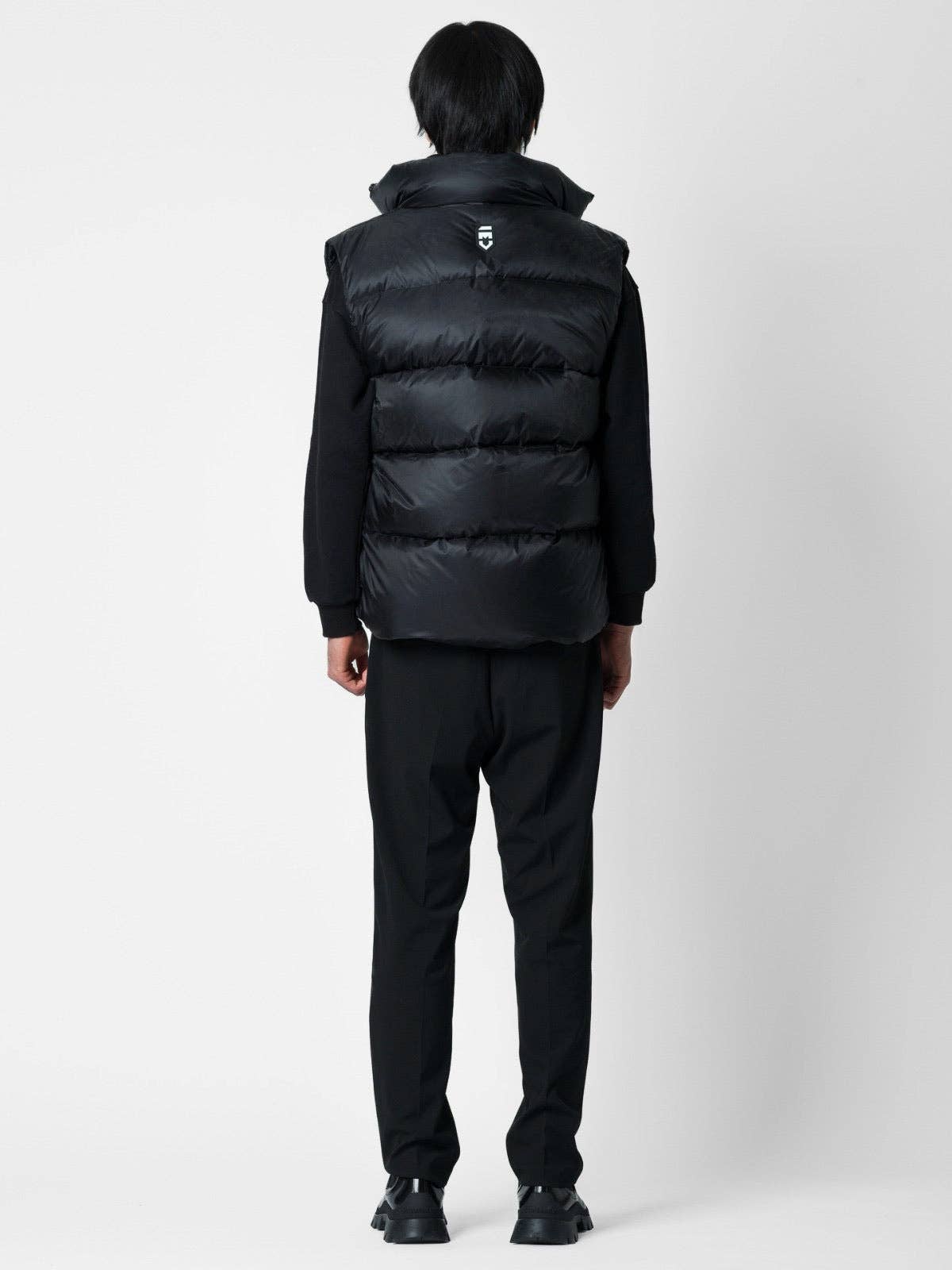 Gilet piumino nero con zip e piuma riciclata