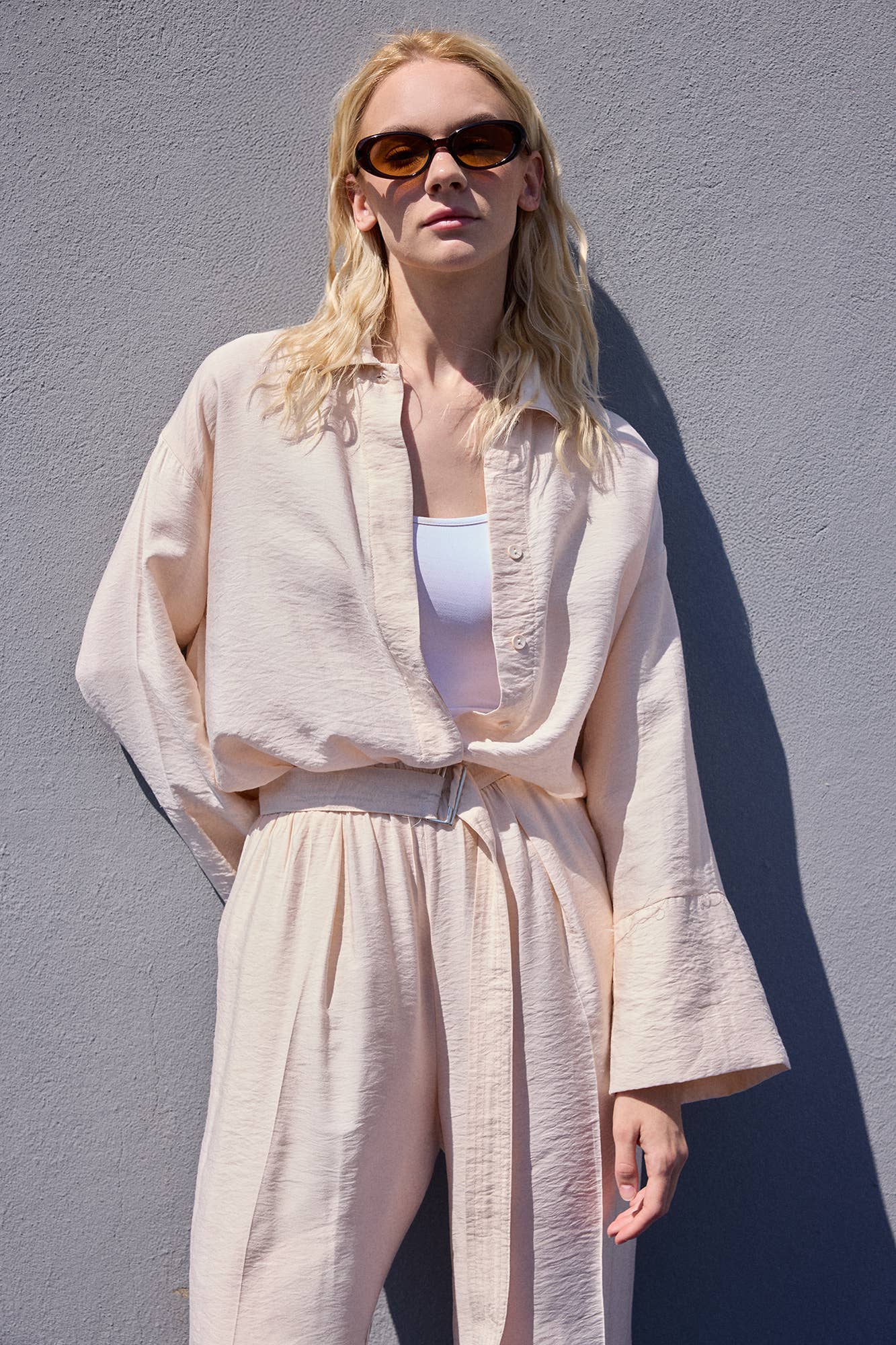 Completo donna camicia testurizzata con cintura e pantaloni palazzo