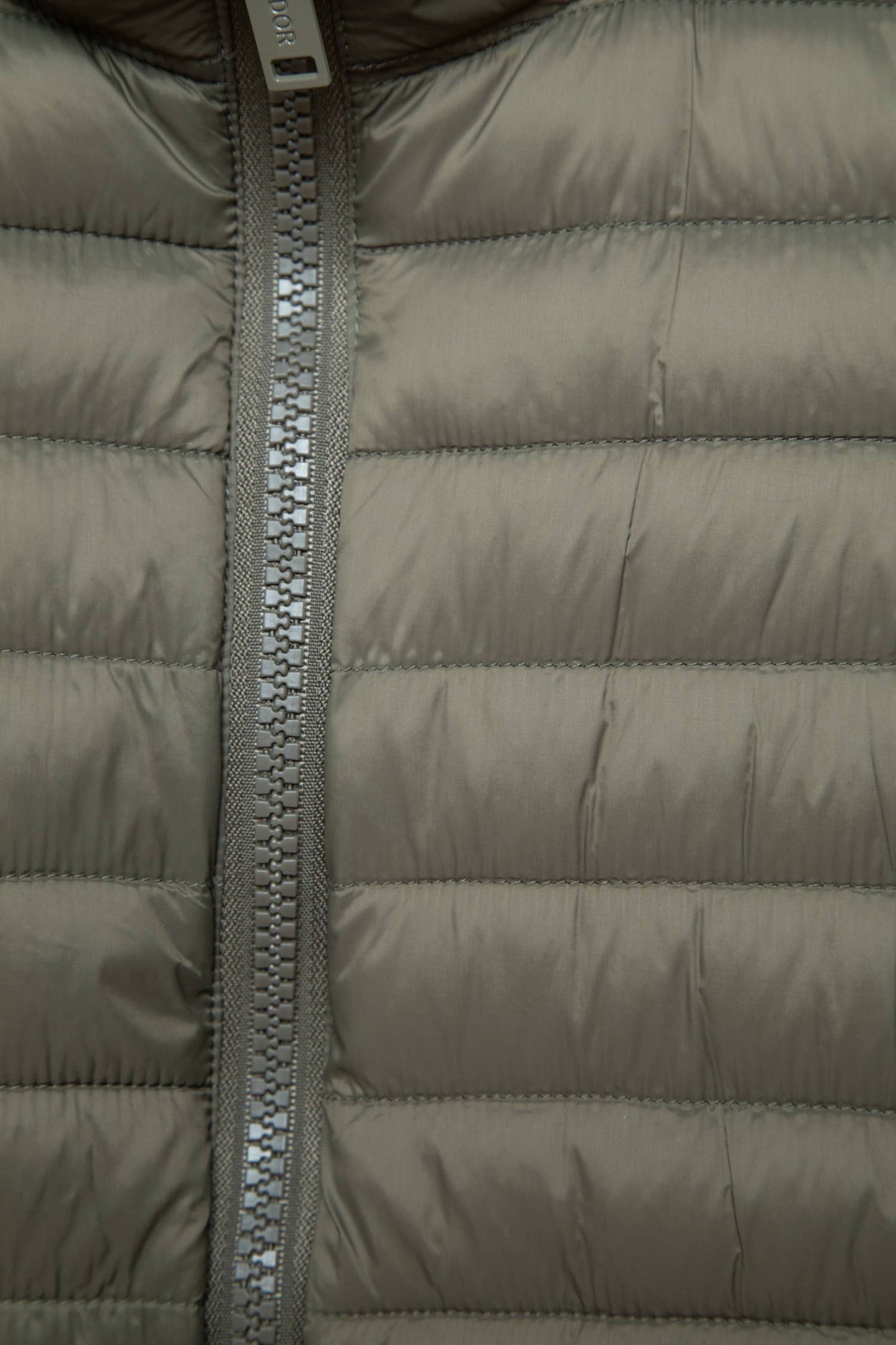 Gilet trapuntato leggero con collo alto