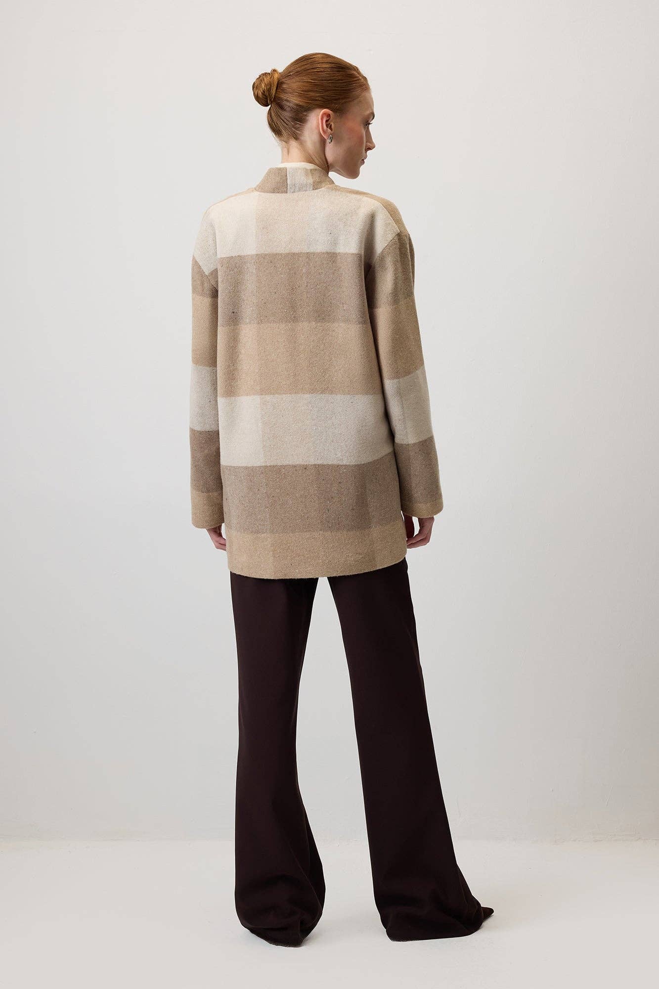 Giacca a quadri beige con cintura in vita