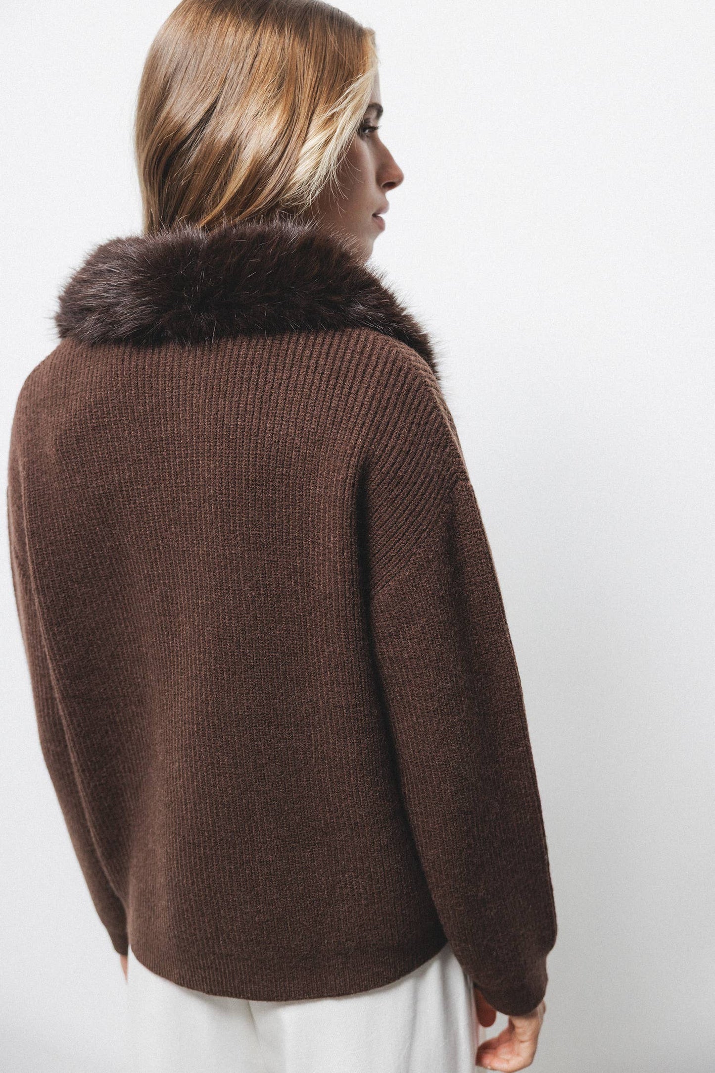 Cappotto in maglia rasata con collo in eco-pelliccia