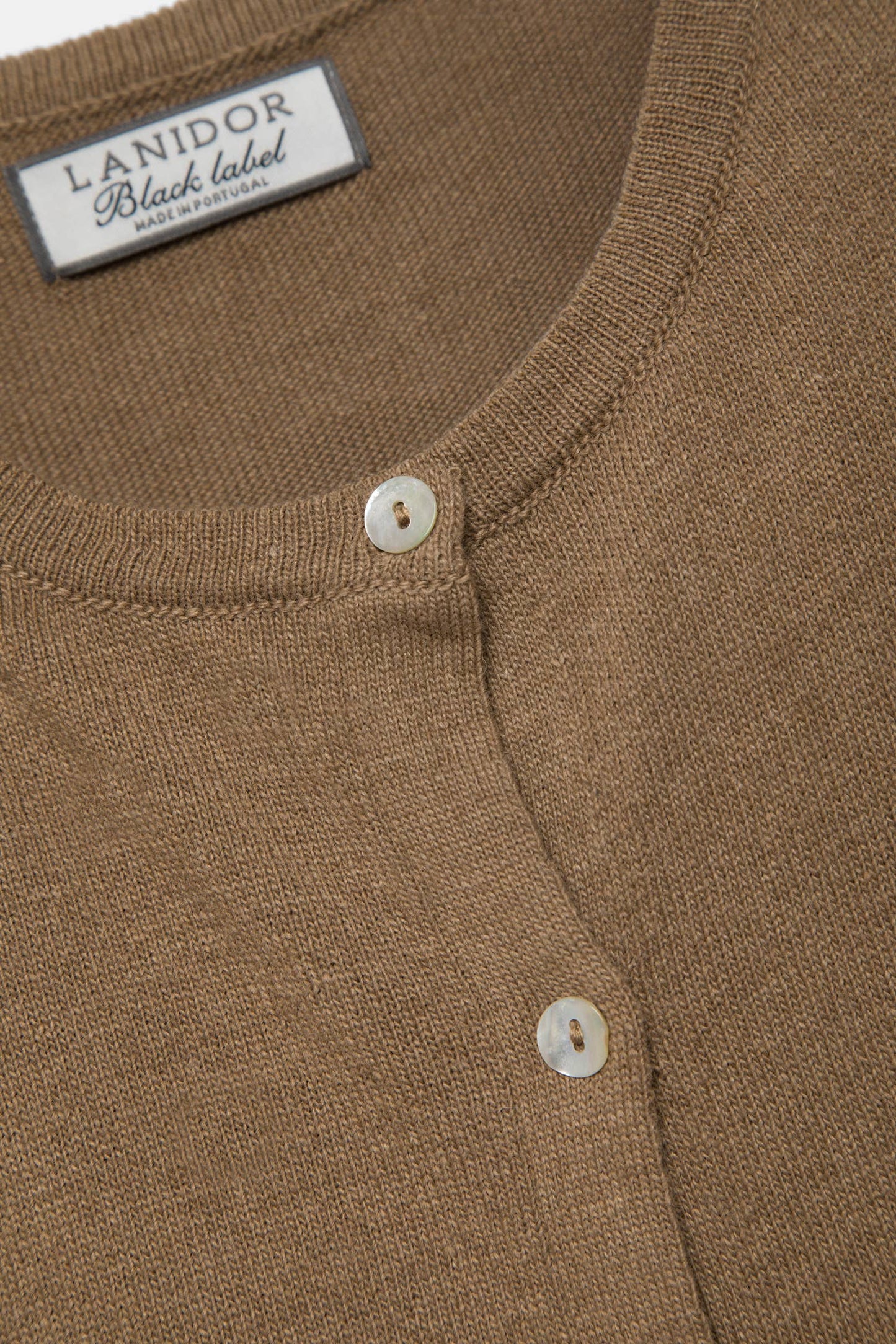 Cardigan in maglia rasata con bottoni a contrasto