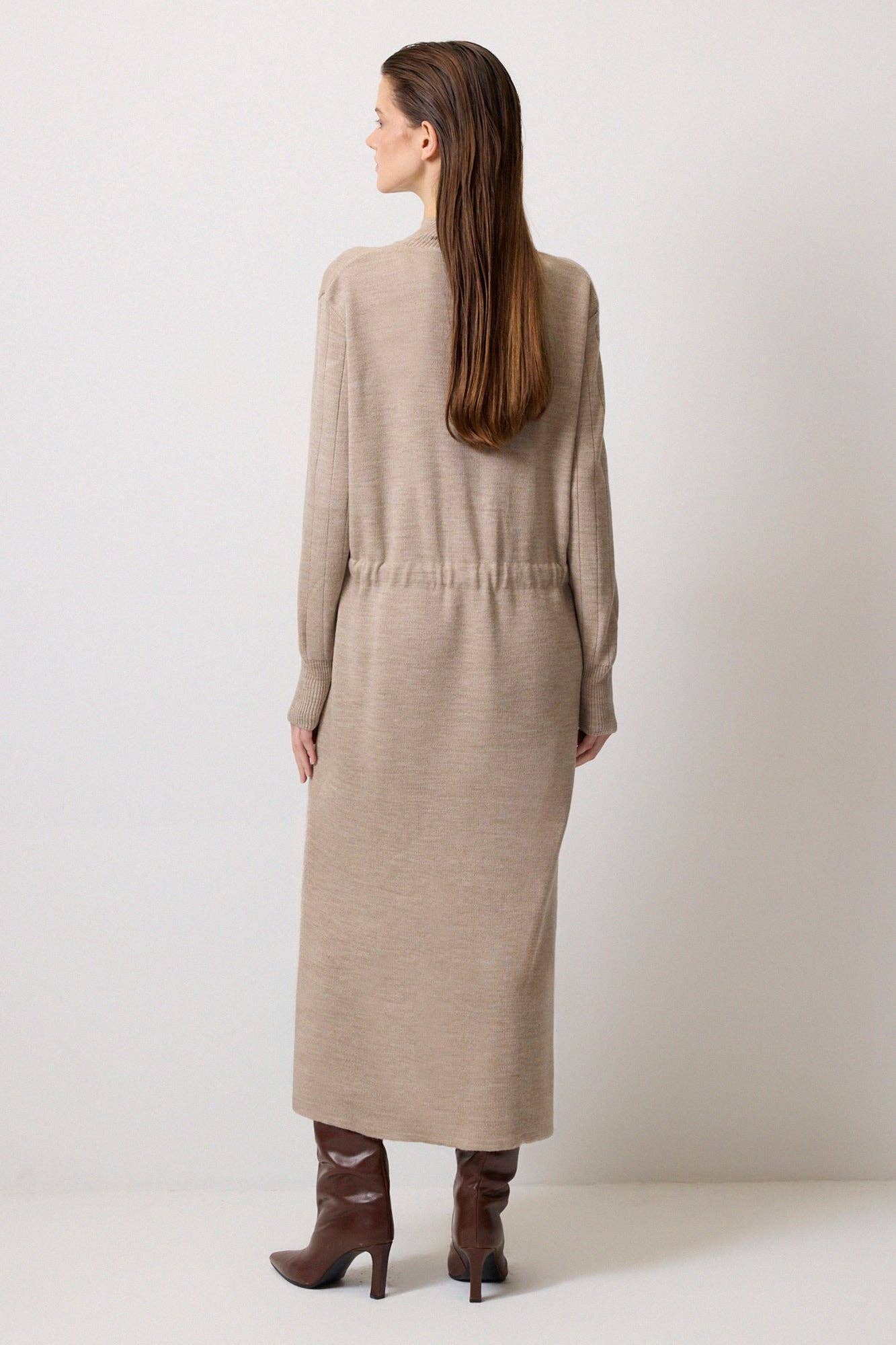 Abito midi in maglia con dolcevita e cintura