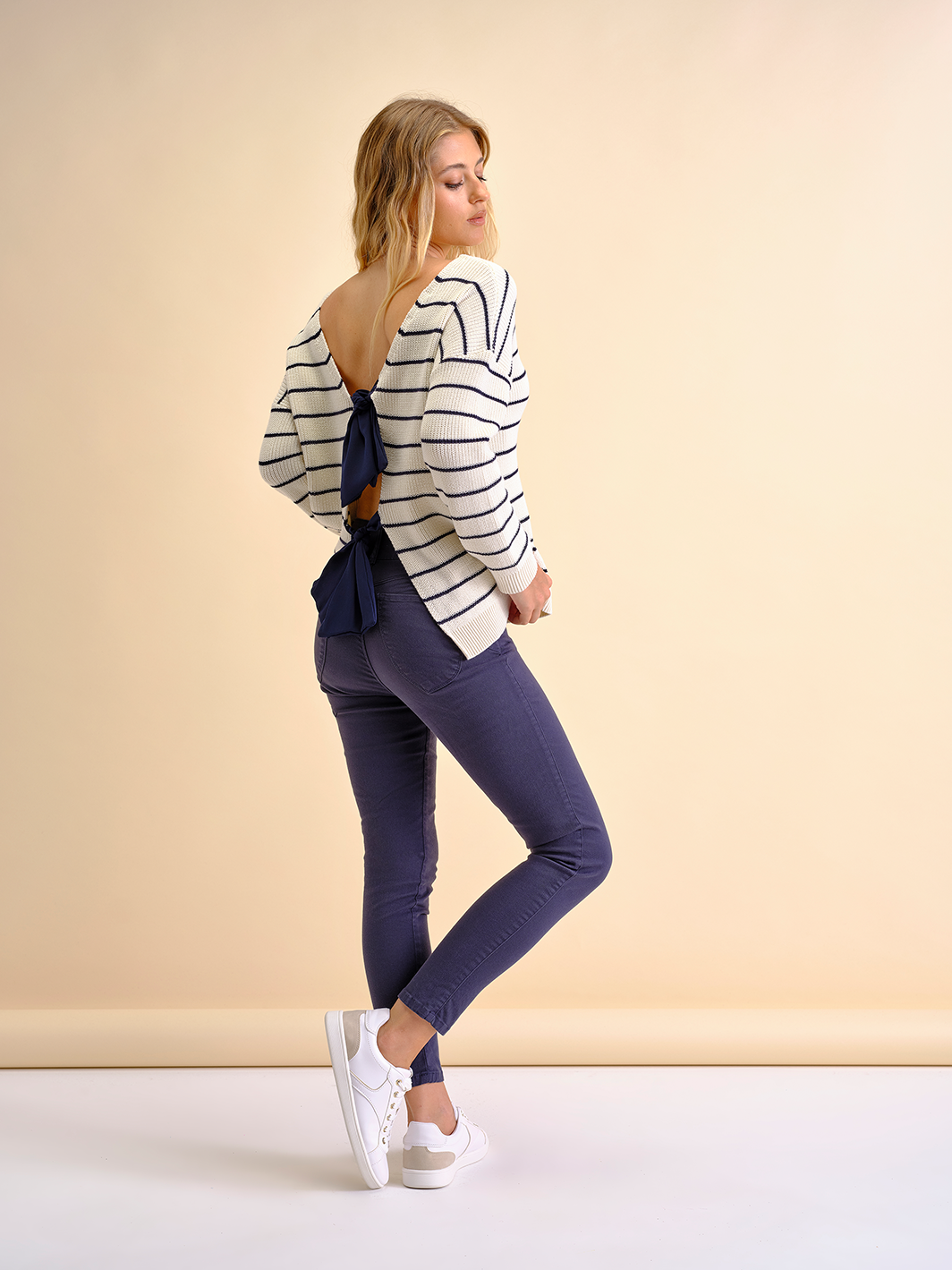 Maglia in cotone a righe con schiena aperta e fiocchi