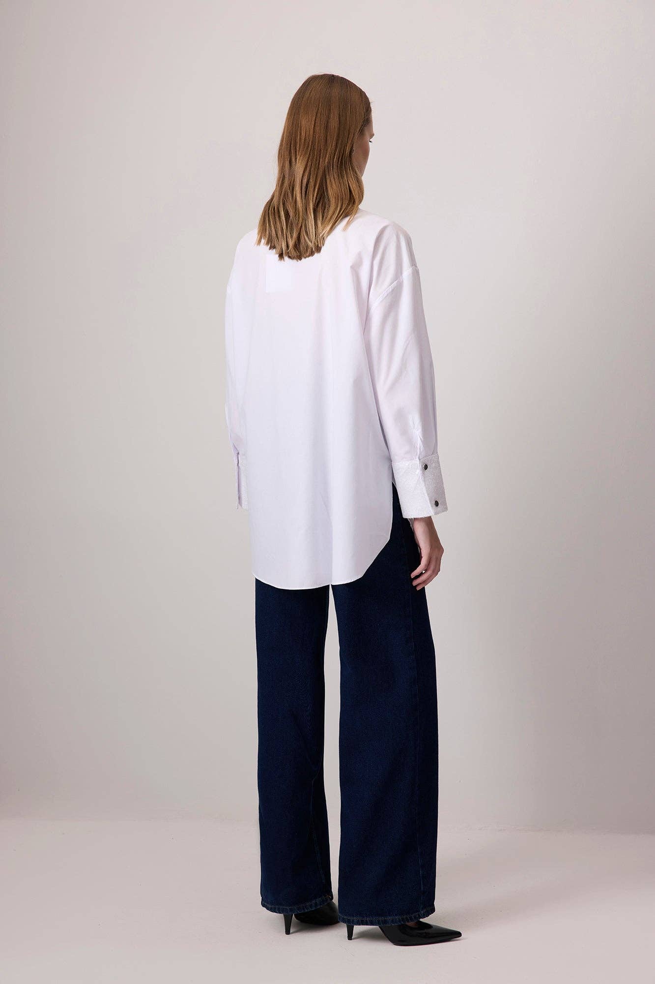 Camicia oversize in popeline bianco con colletto e polsini in paillettes