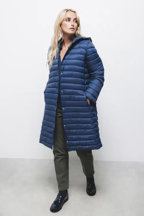 Parka lungo imbottito con cappuccio e cintura da donna