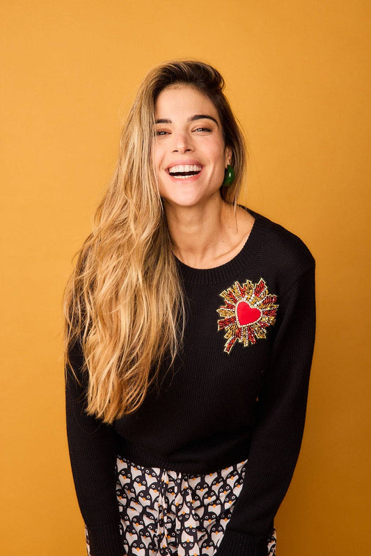Maglia nera girocollo con cuore ricamato gioiello