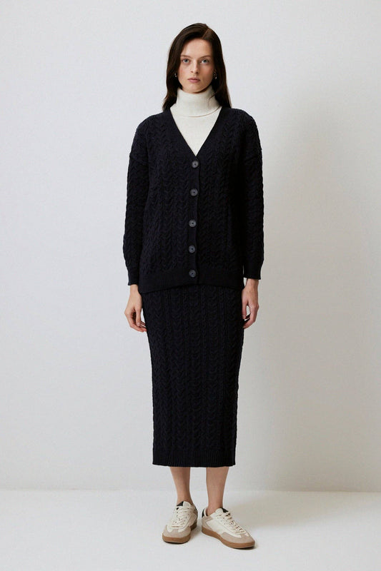 Completo in maglia con gonna midi e cardigan