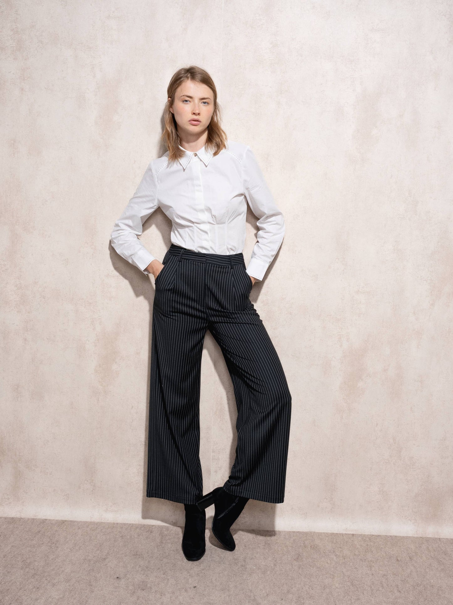 Pantaloni eleganti fluidi a gamba ampia gessati neri