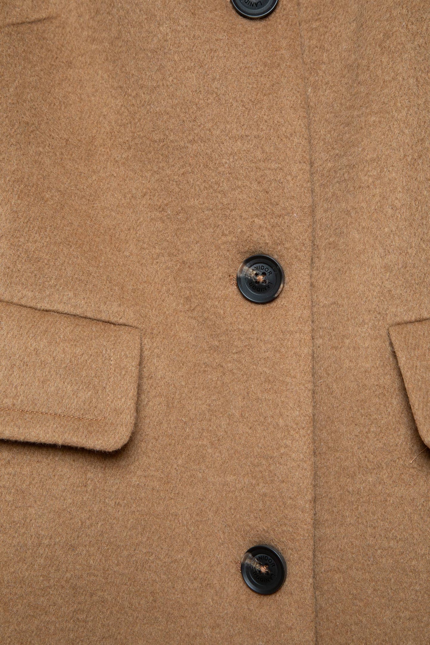 Cappotto lungo essenziale in misto lana con bottoni a contrasto