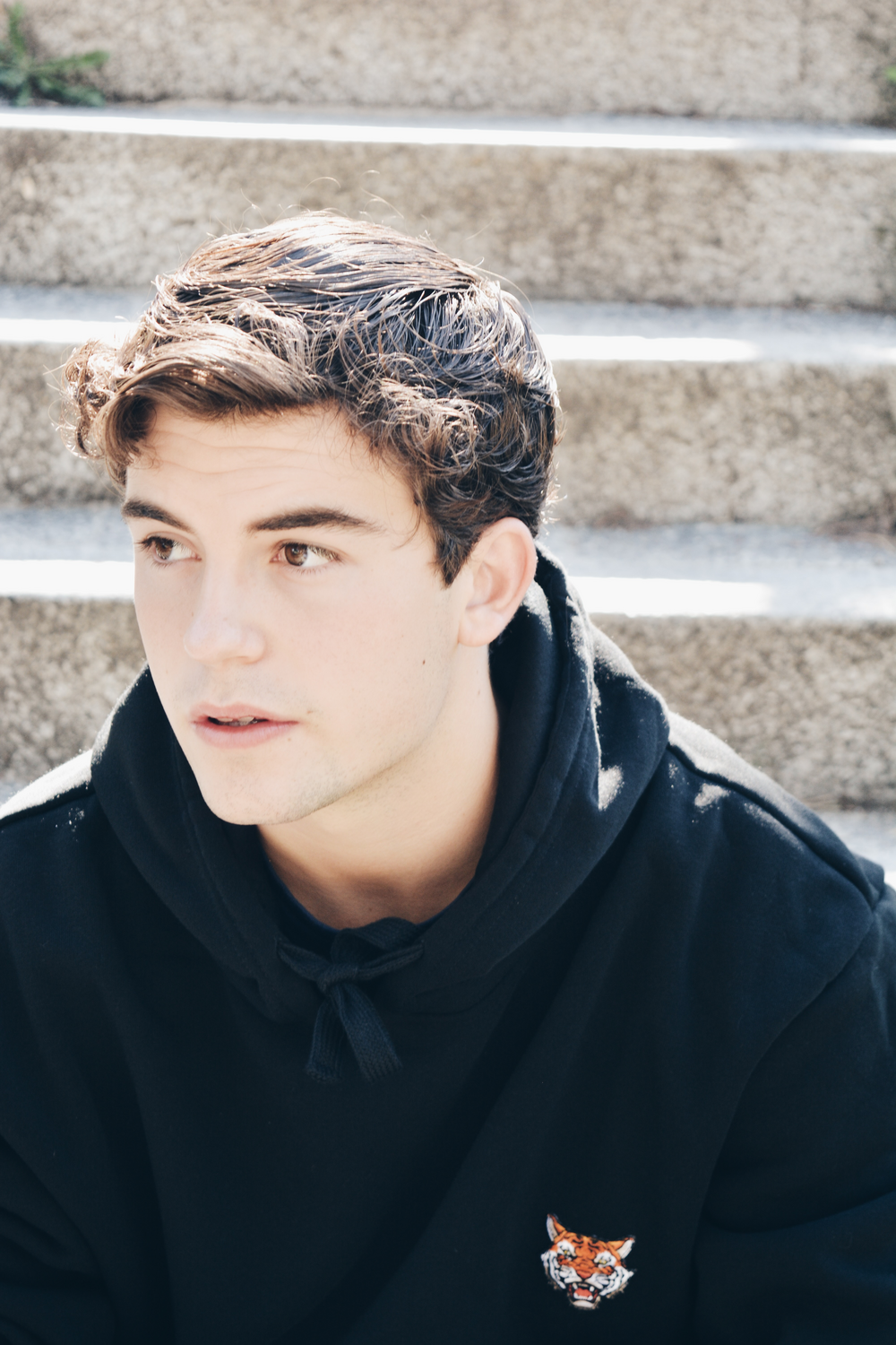 Felpa nera oversize unisex con cappuccio