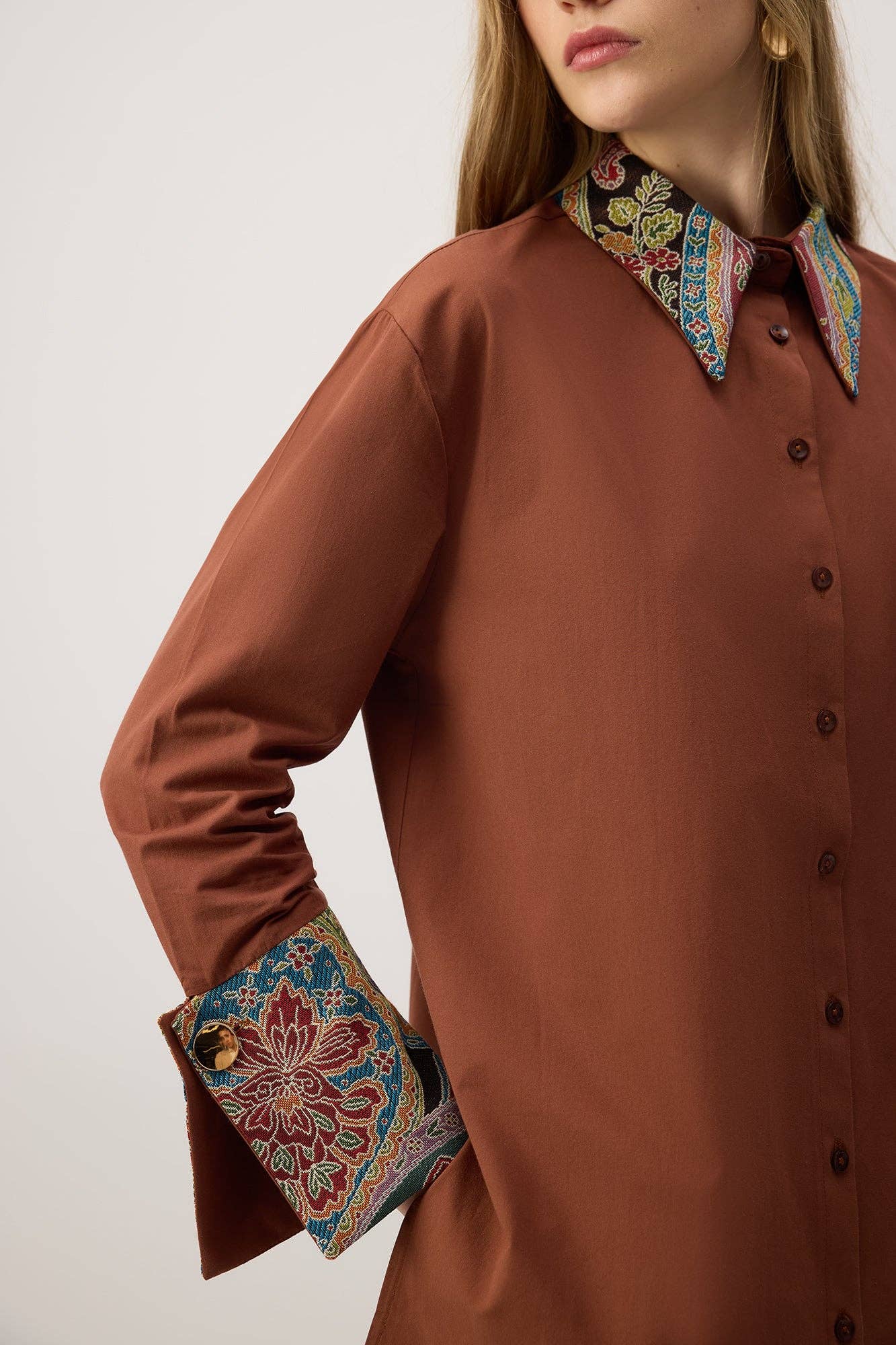Camicia marrone con dettagli etnici jacquard