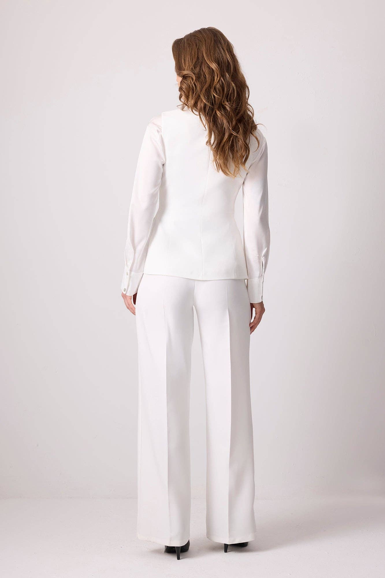 Completo bianco sartoriale con blazer strutturato e pantaloni palazzo