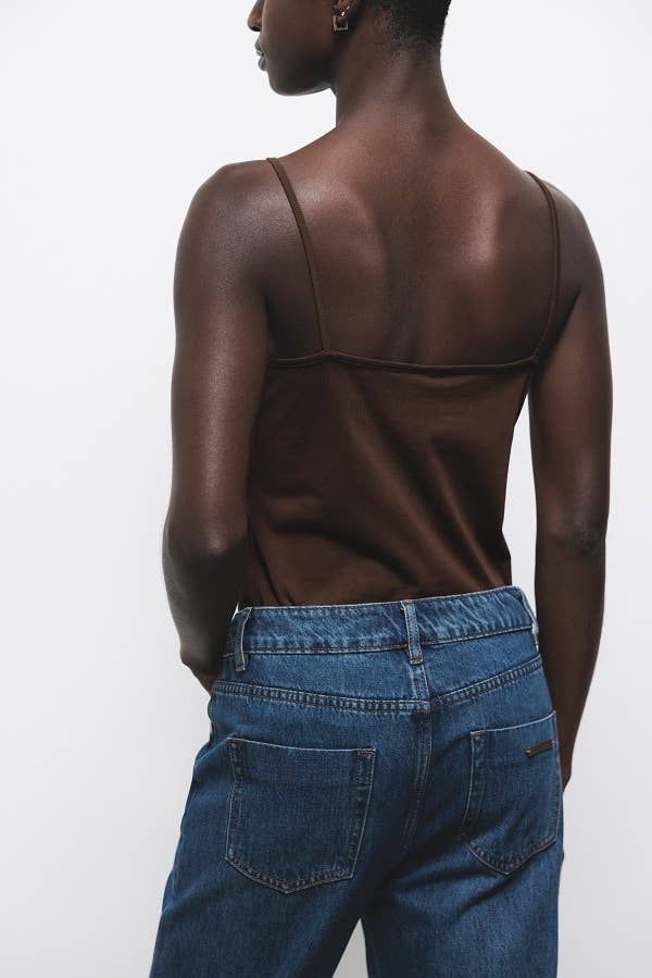 Top basic con scollo a V e spalline sottili