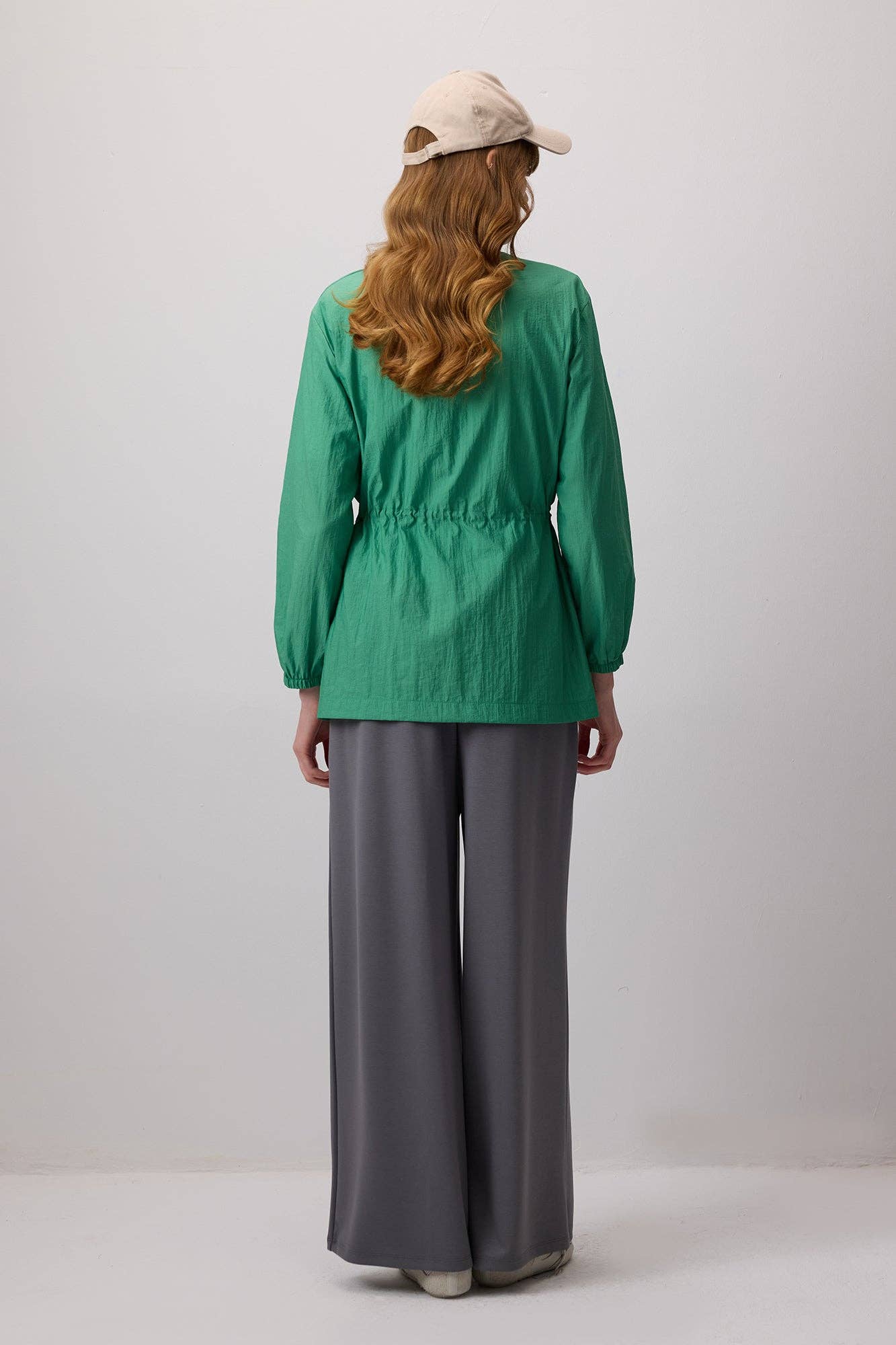 Giacca verde a collo alto con coulisse in vita