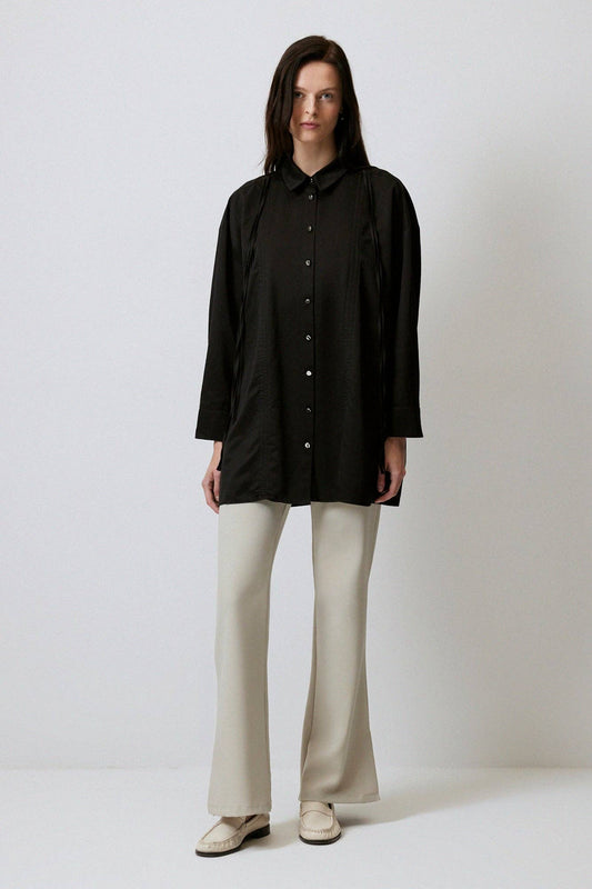 Camicia nera oversize con cinturini e bottoni in metallo