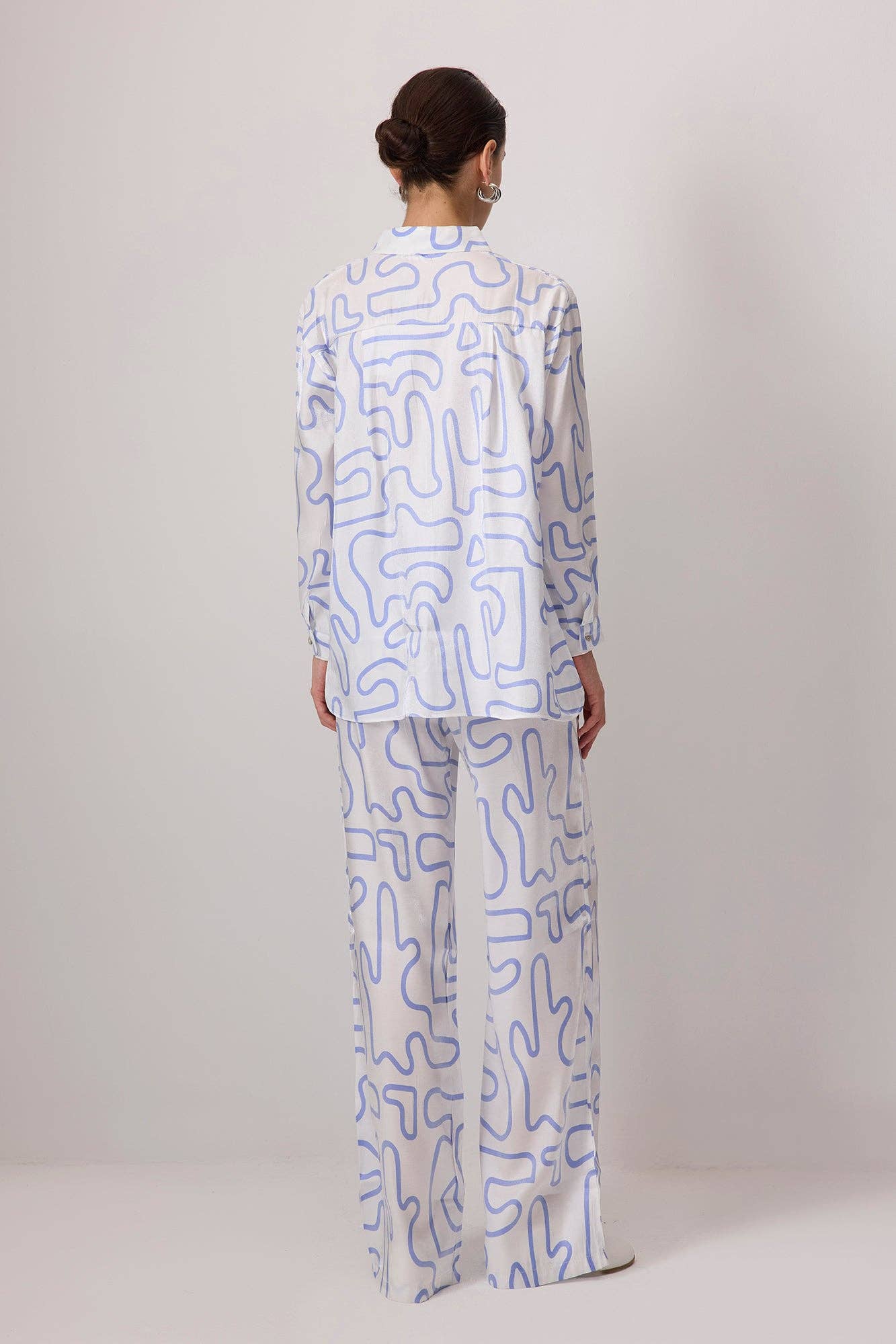 Set camicia e pantaloni in viscosa con stampa astratta