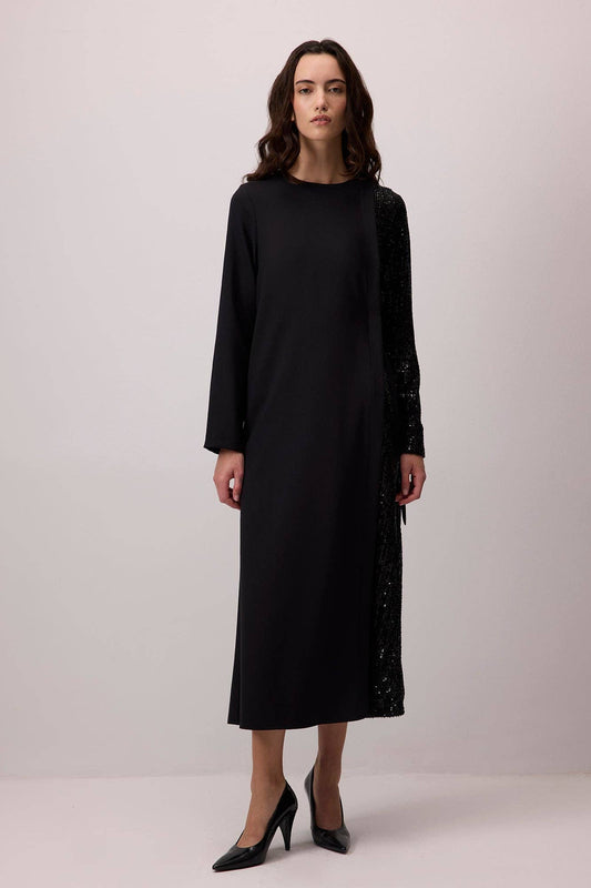 Abito midi in crêpe con paillettes a contrasto