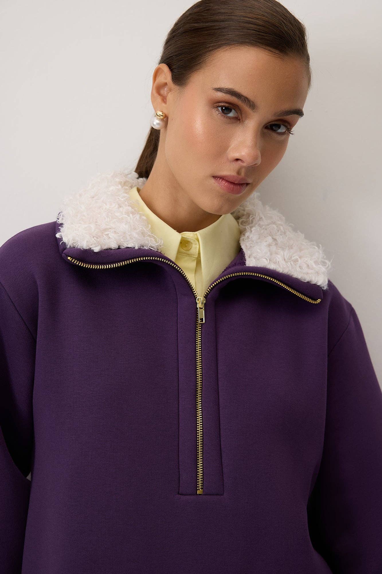 Felpa oversize viola con colletto in pelliccia sintetica