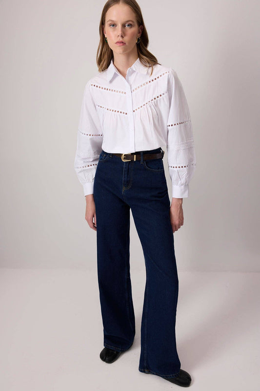 Camicia bianca con ricamo sangallo e maniche a sbuffo