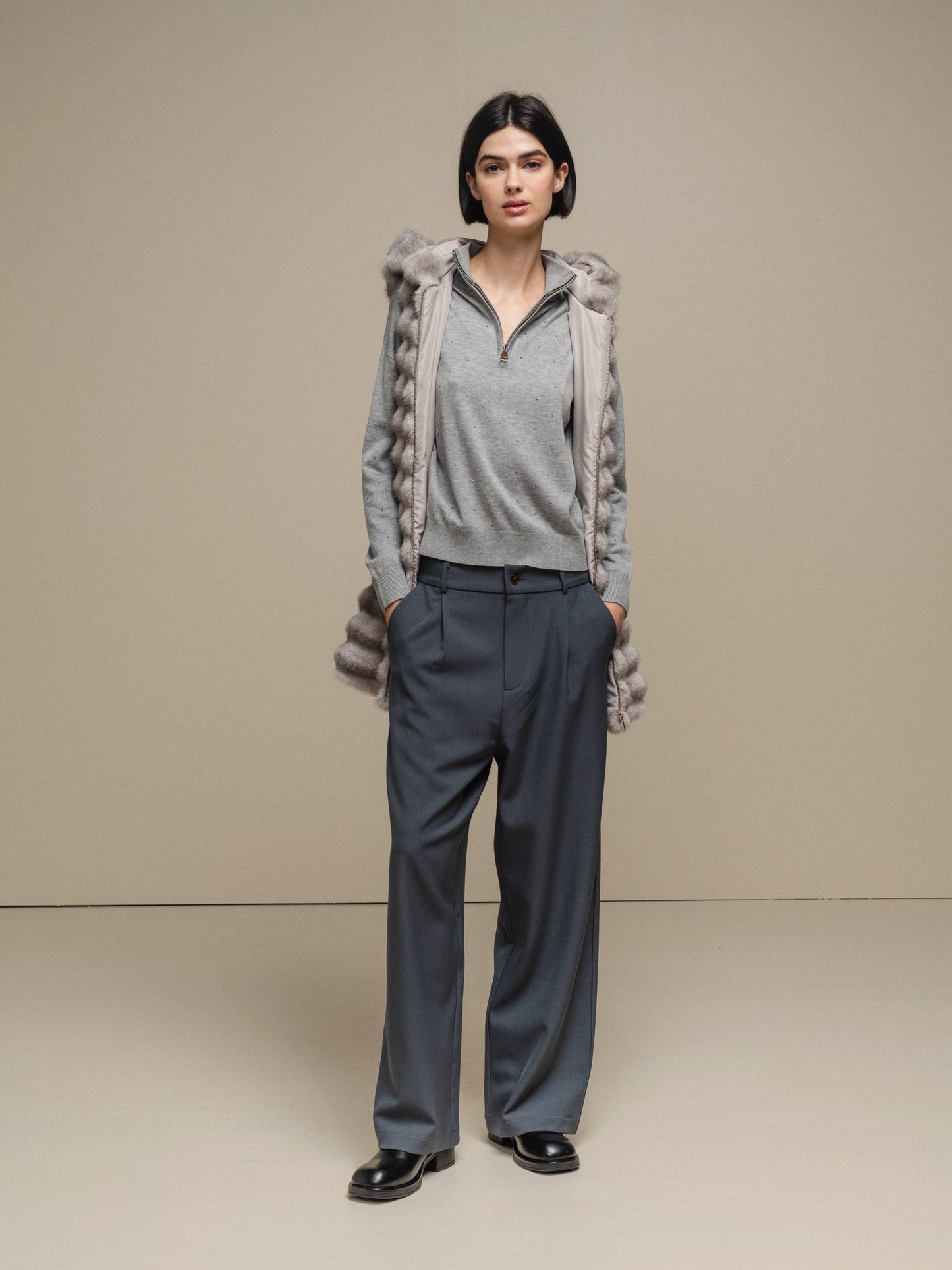 Gilet con cappuccio in ecopelliccia a righe