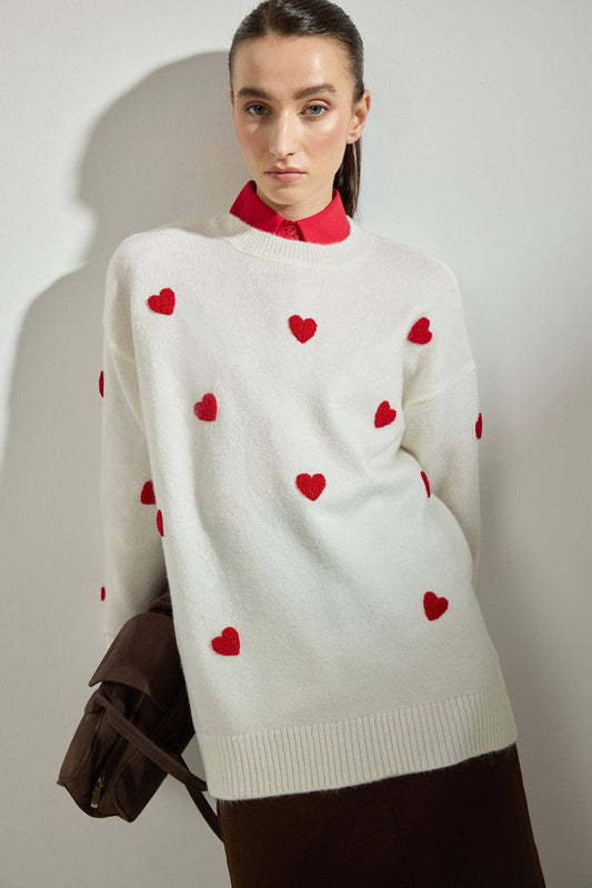 Maglione in maglia ecru con cuori ricamati