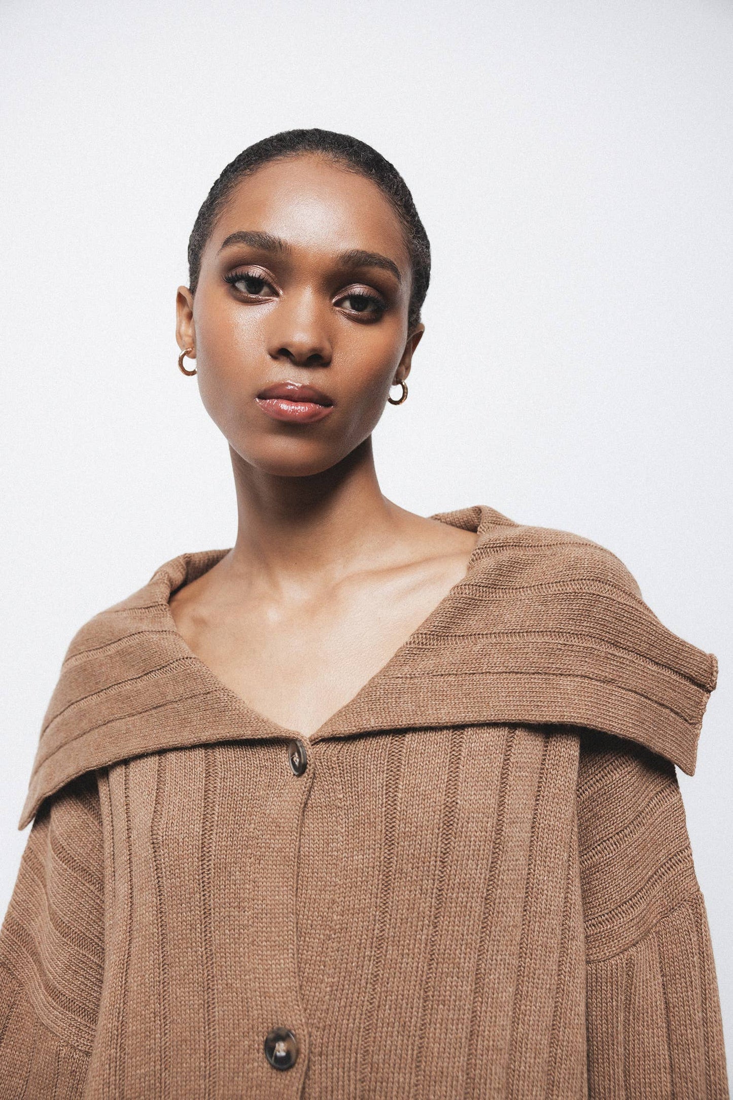 Cardigan a coste con collo ampio