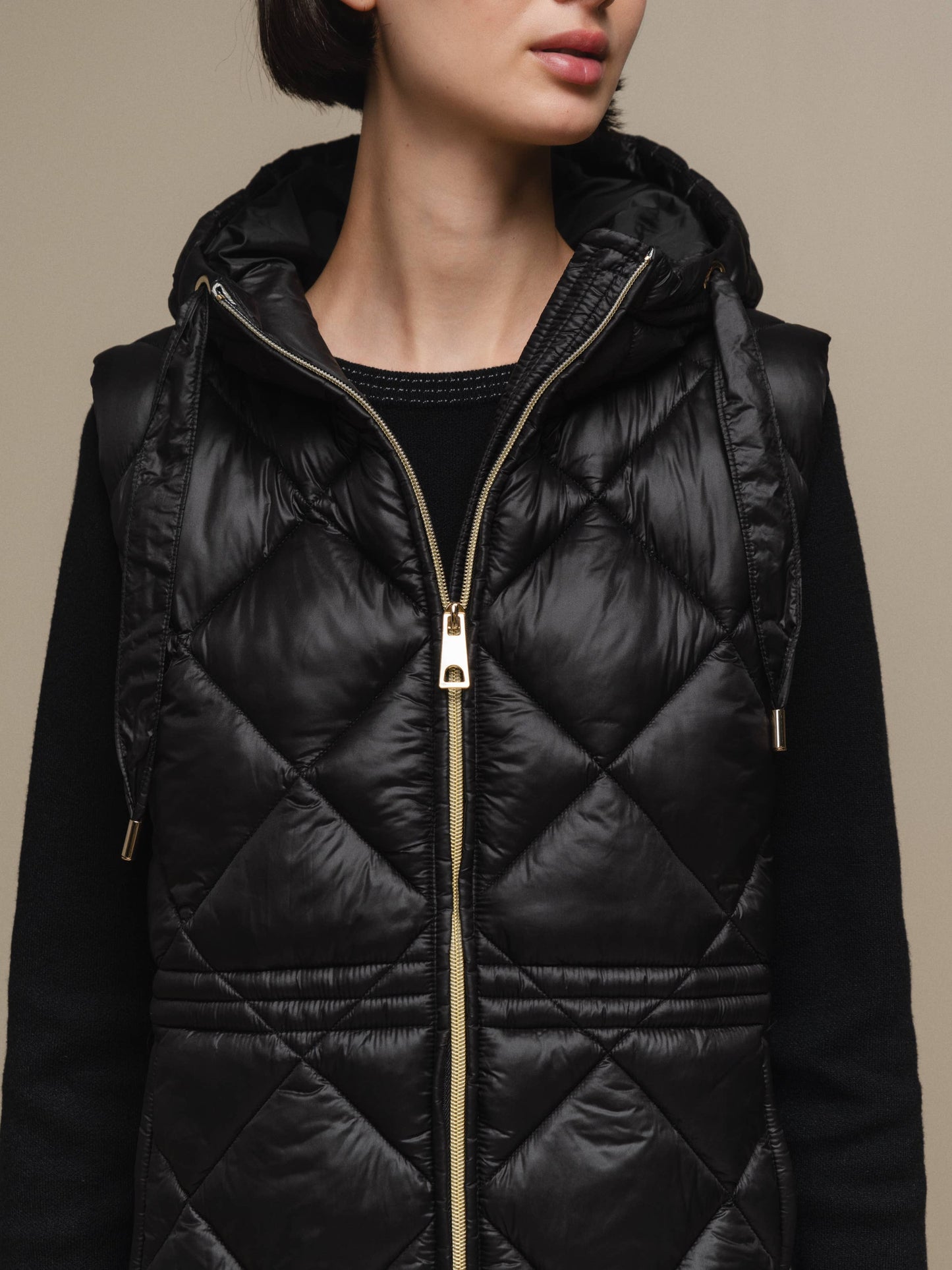 Gilet imbottito lungo con cappuccio da donna