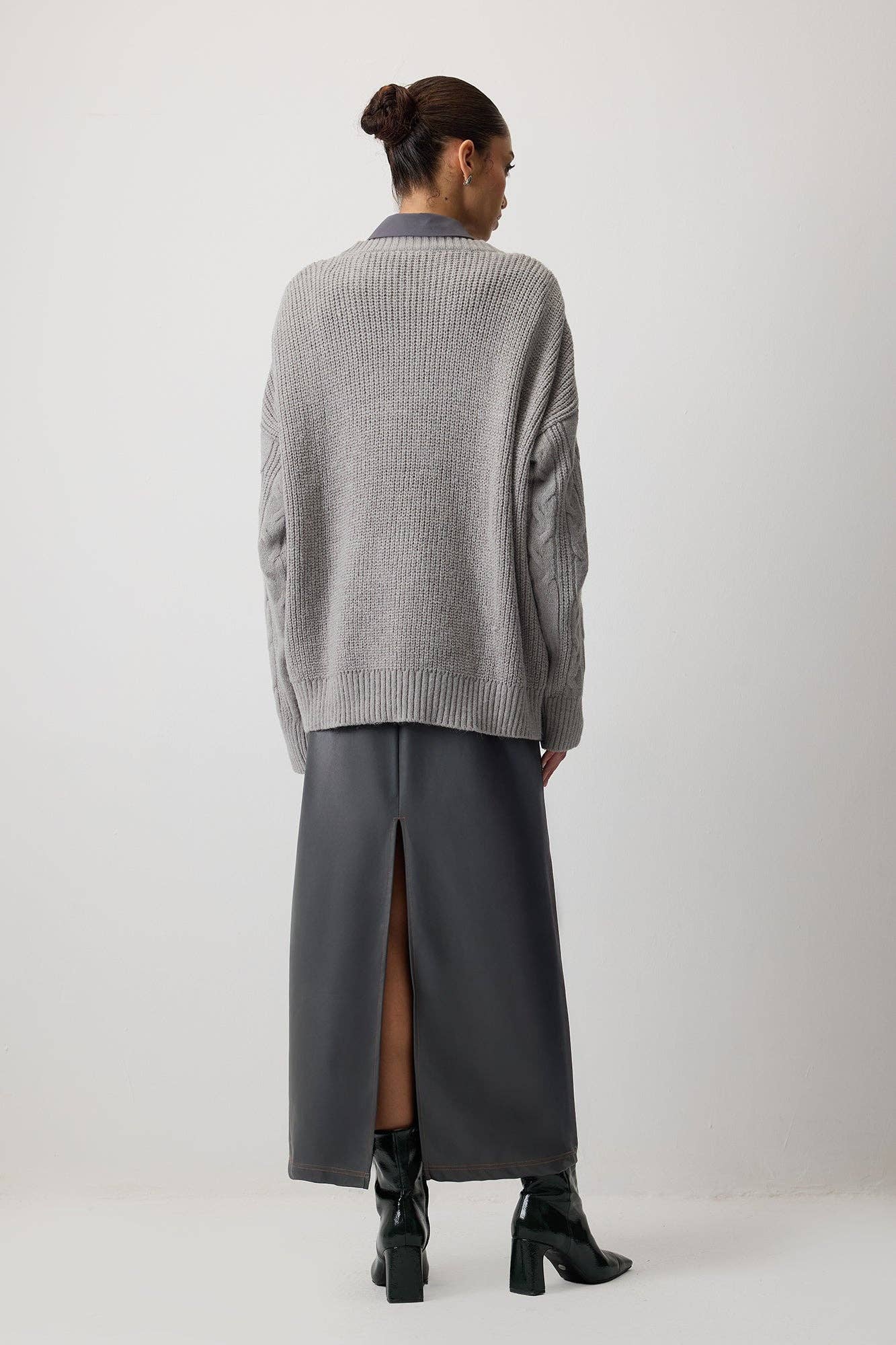 Maglione girocollo in maglia a trecce grigio