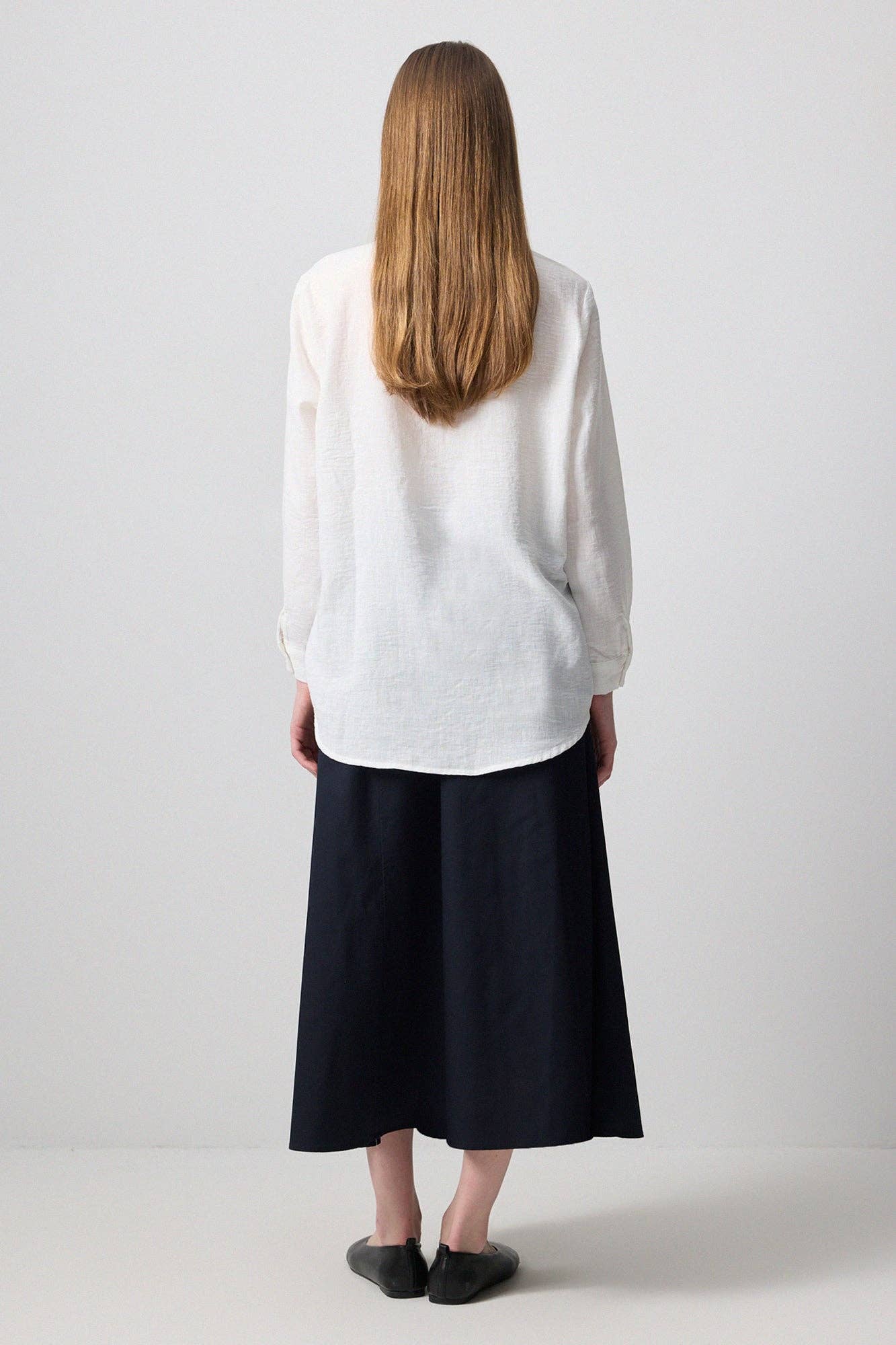 Camicia oversize bianca con ricami floreali
