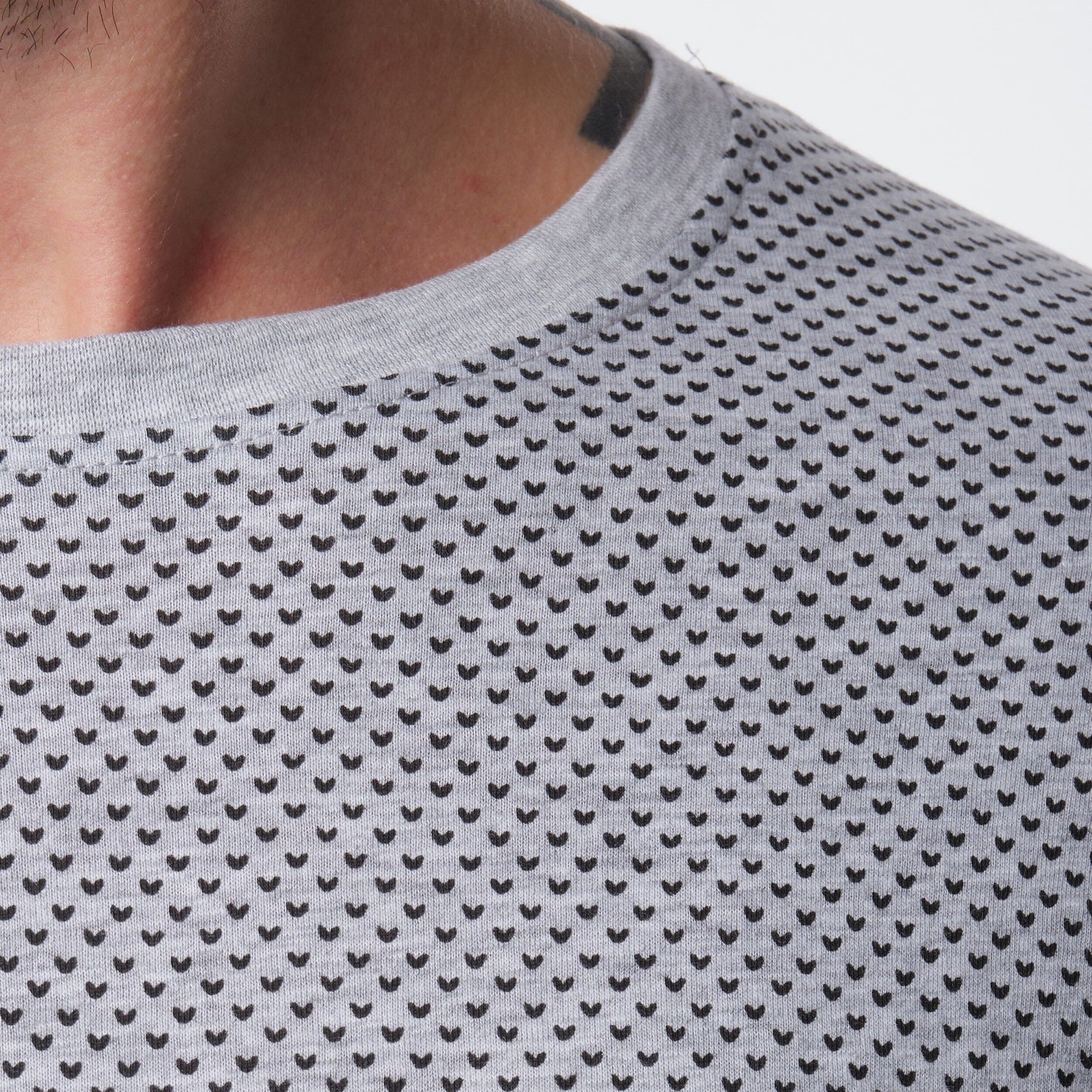 T-shirt uomo grigia in cotone con micro stampa a cuori