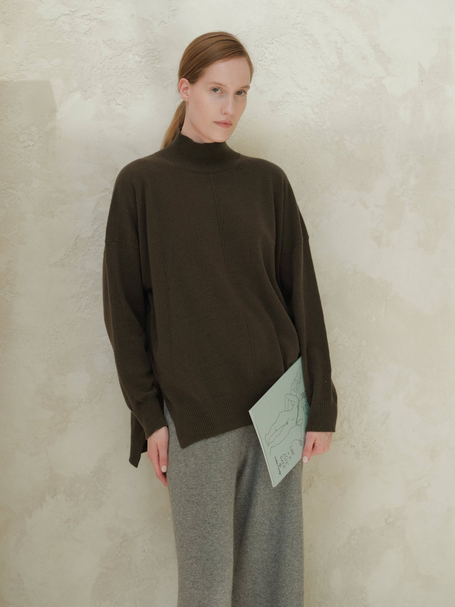 Maglione leggero dolcevita in misto cashmere con spacchi laterali