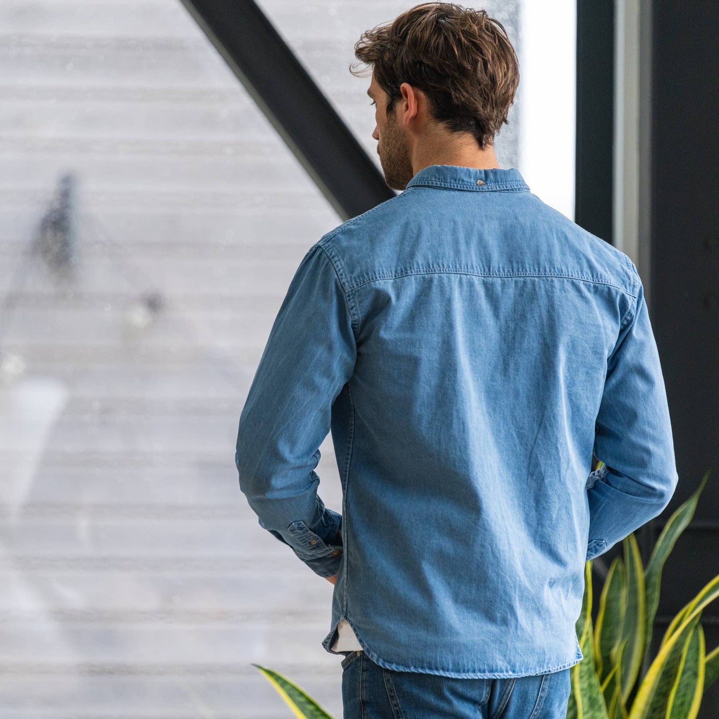 Camicia in denim leggero in cotone azzurro chiaro