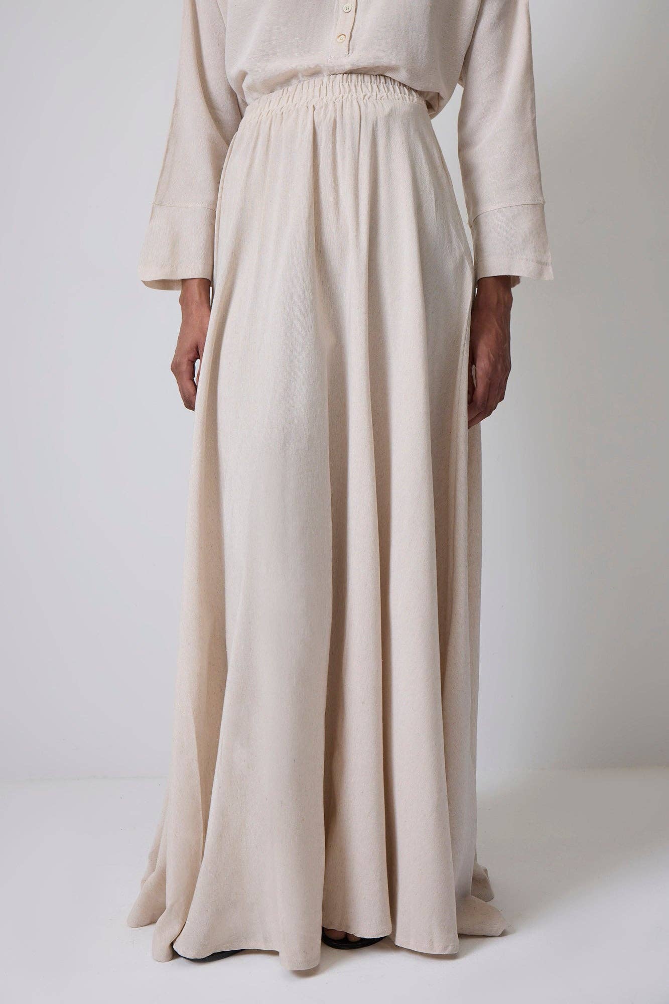 Set tunica Henley minimal e gonna lunga in misto cotone beige