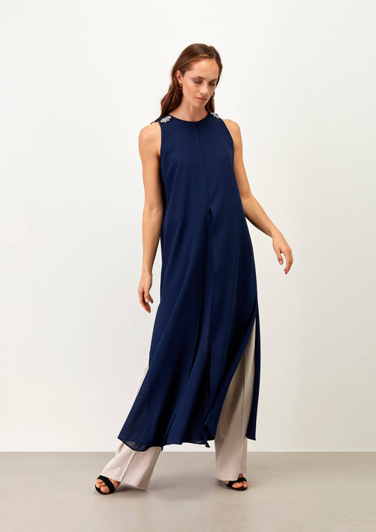 Abito lungo blu con applicazioni gioiello sulle spalle