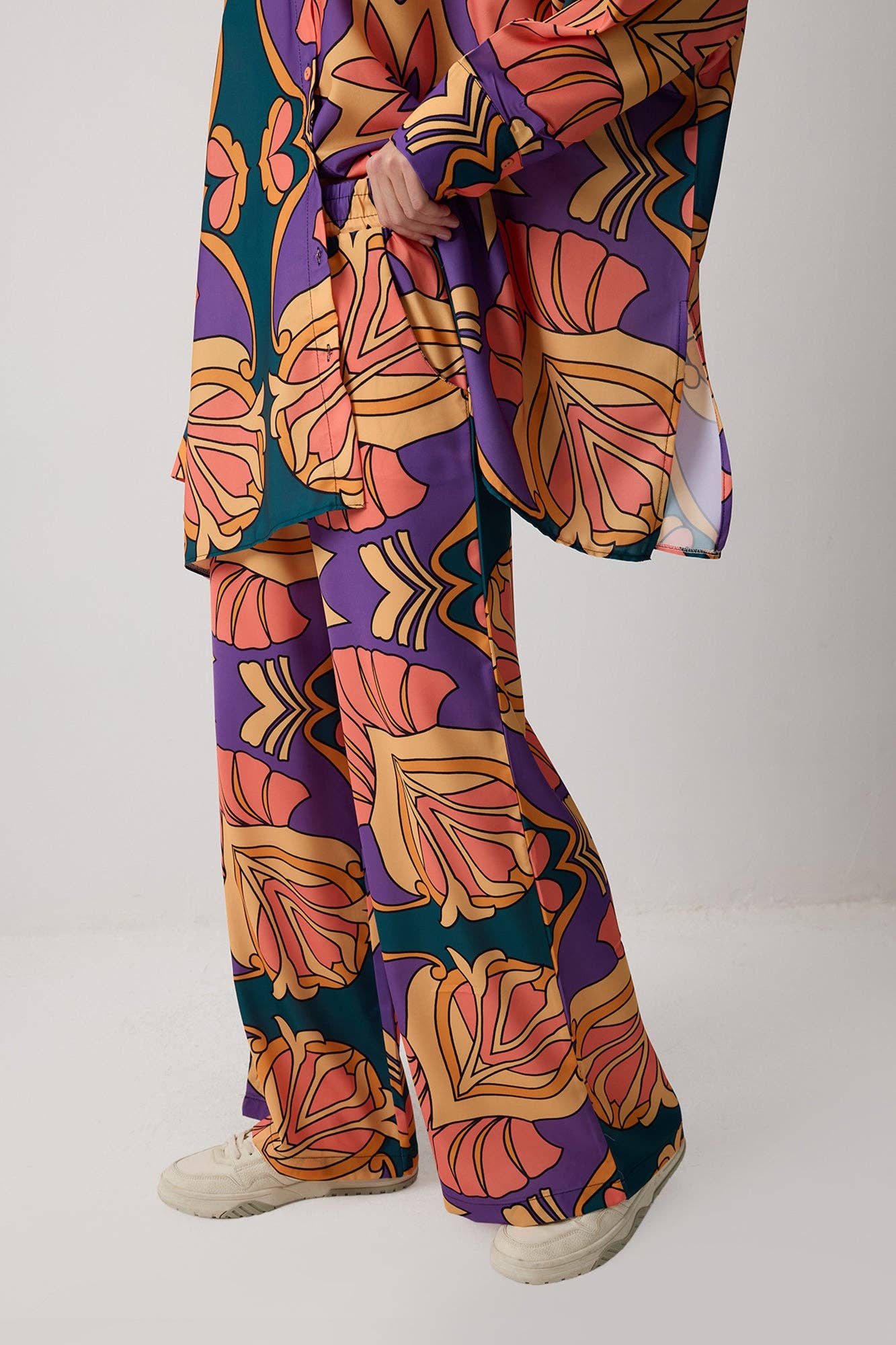 Completo camicia e pantaloni a fantasia multicolor