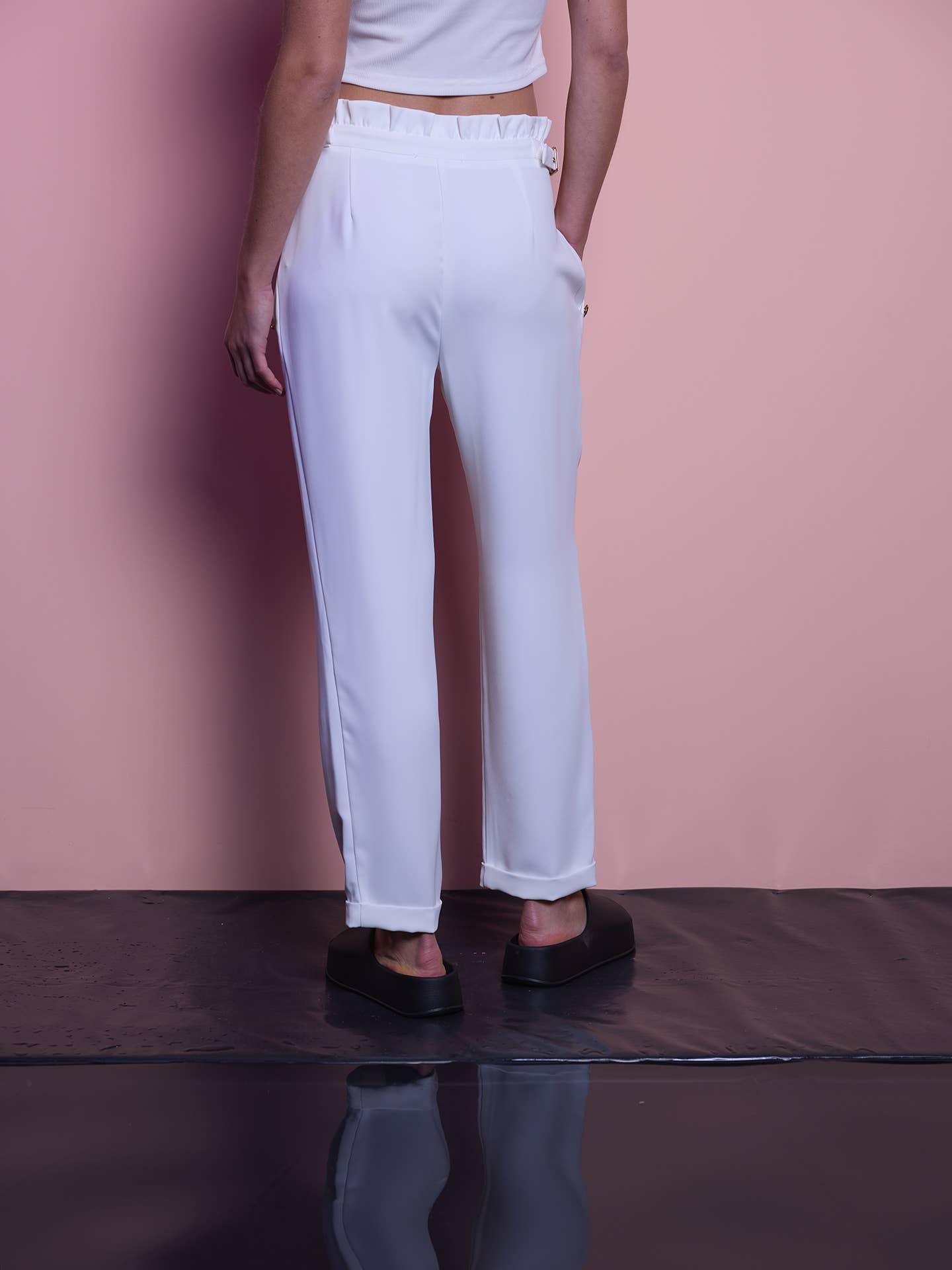 Pantaloni a vita alta color perla con bottoni dorati