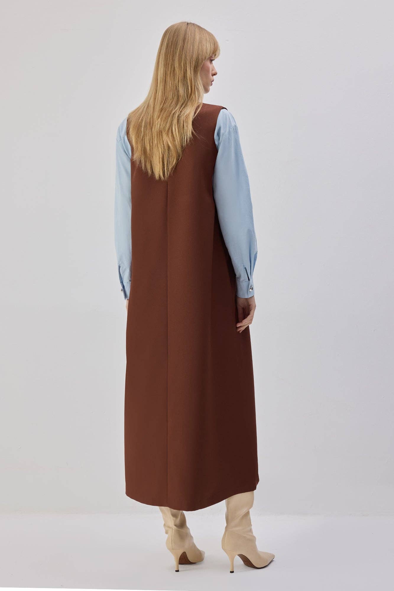 Abito pinafore lungo marrone con scollo a V