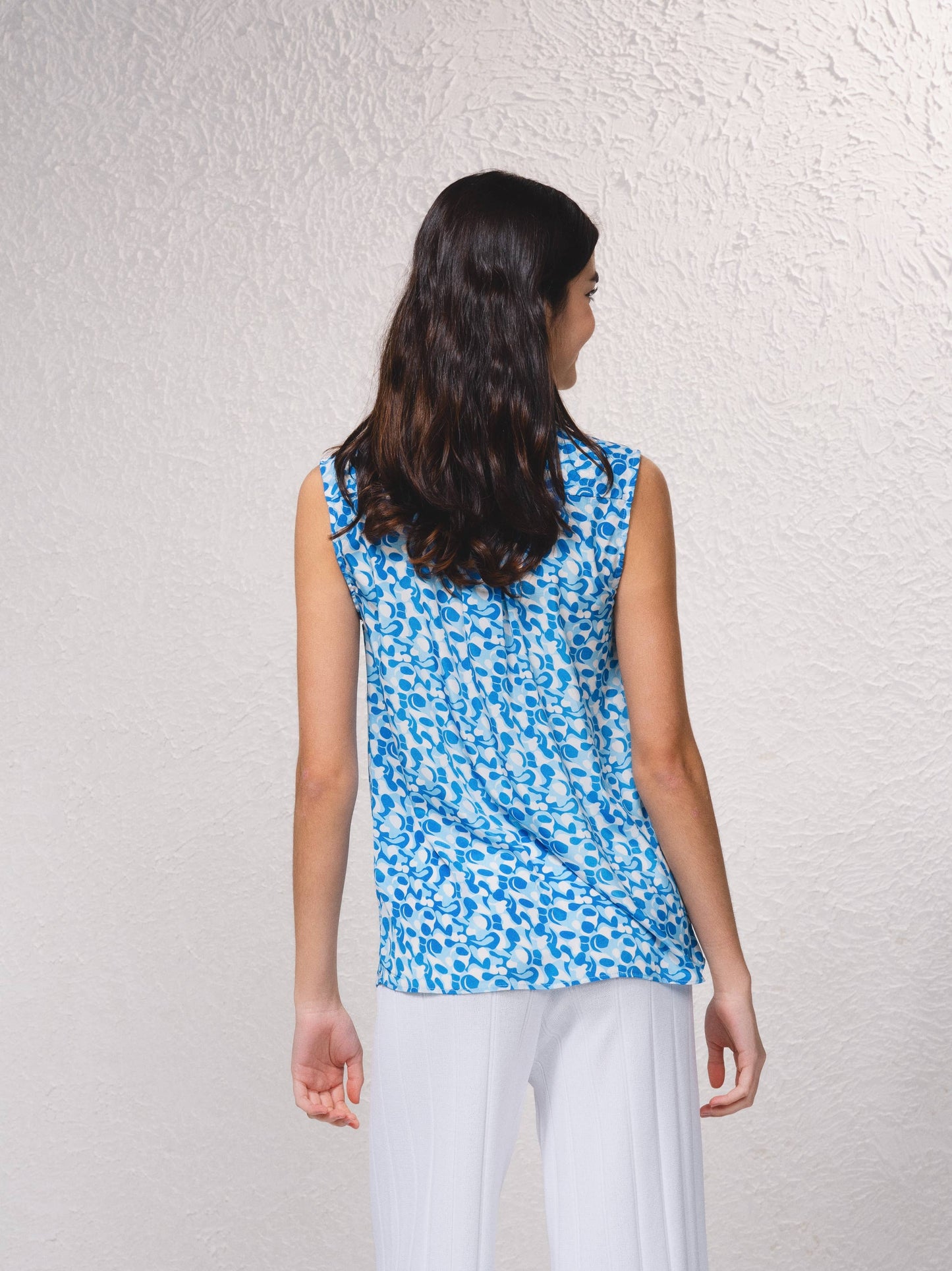 Blusa in raso stampato senza maniche con scollo a V