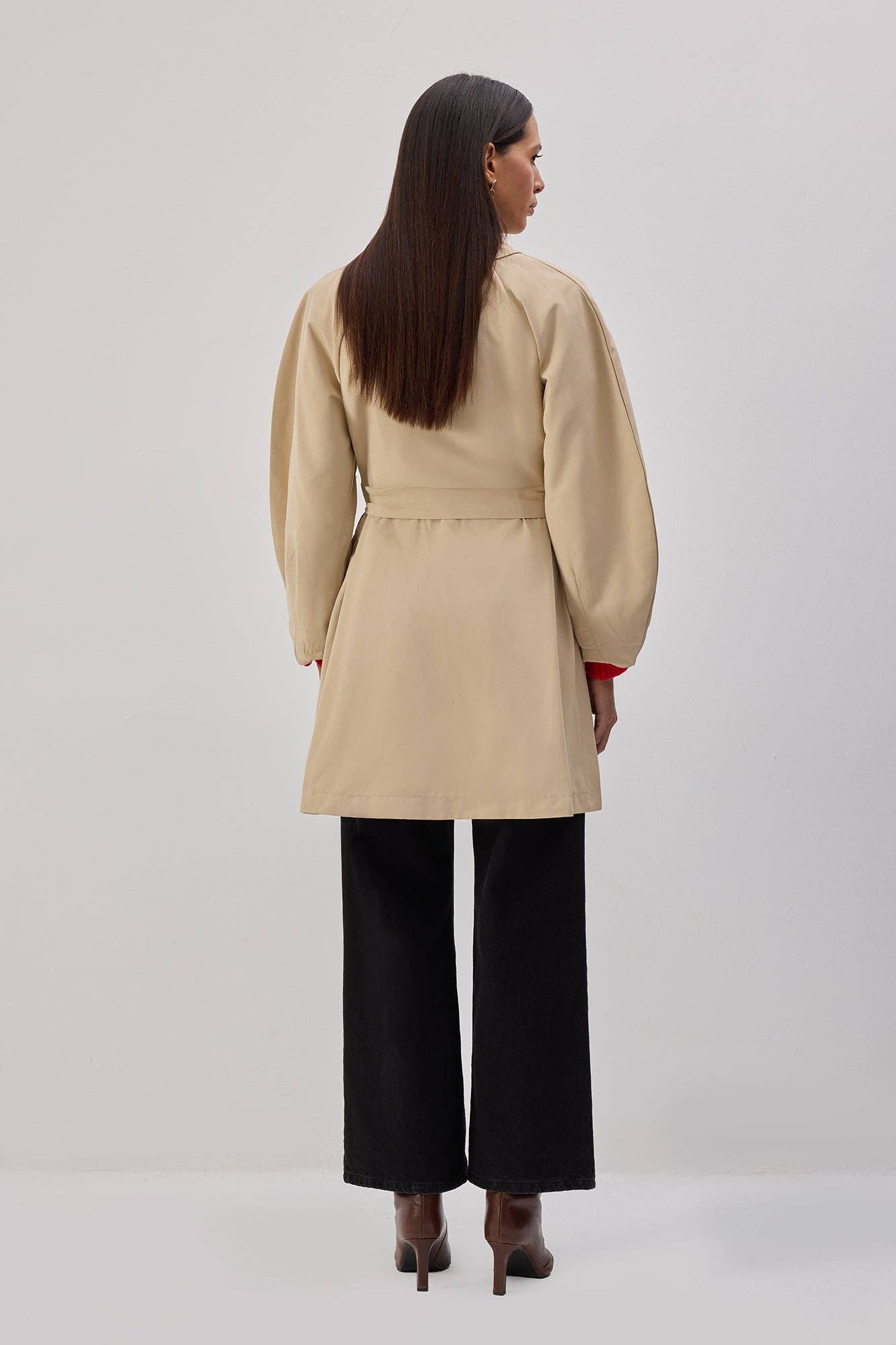Trench corto beige con cintura