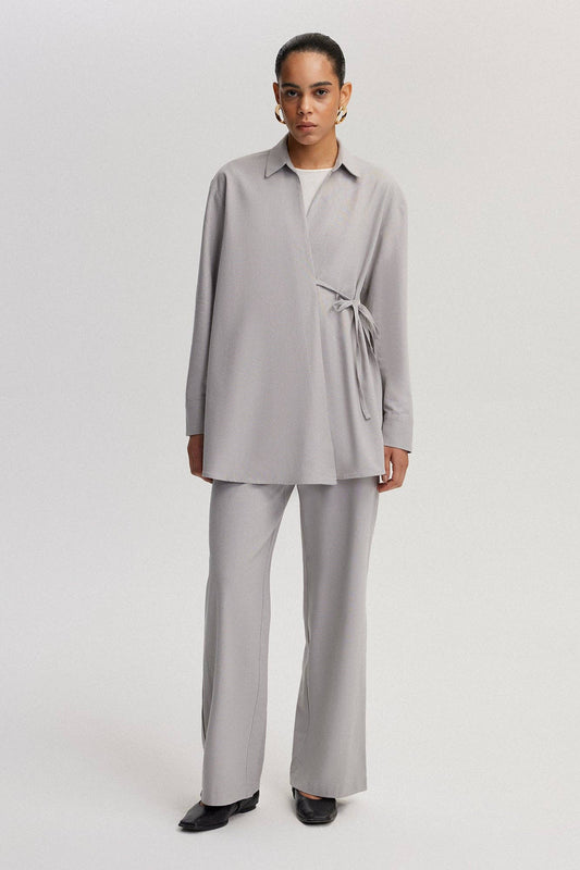 Completo pantaloni e camicia kimono con laccetti incrociati