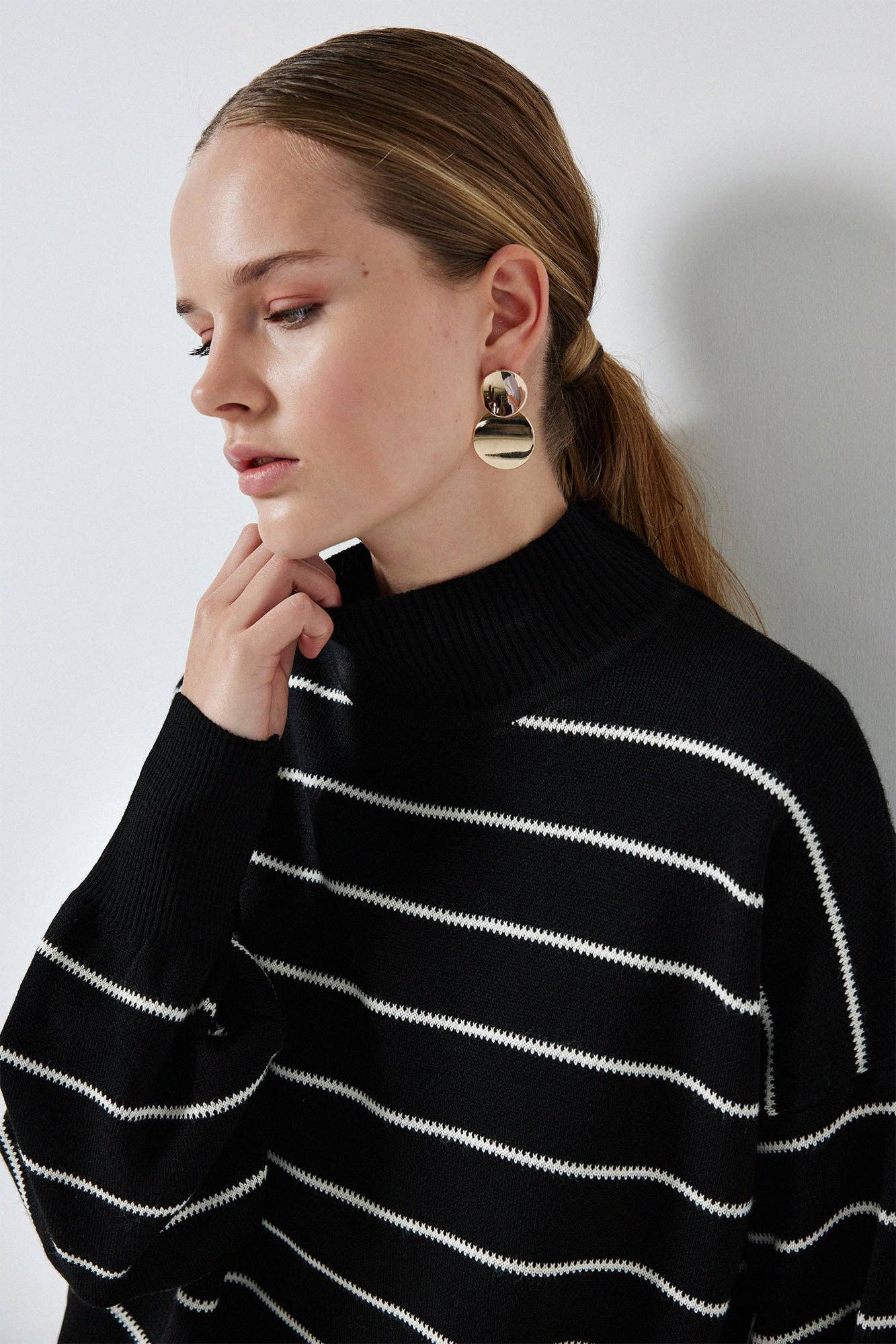 Set in maglia con maglione a righe e abito midi