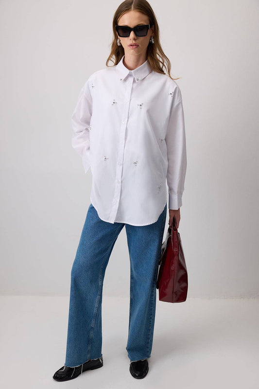 Camicia bianca ricamata con pietre